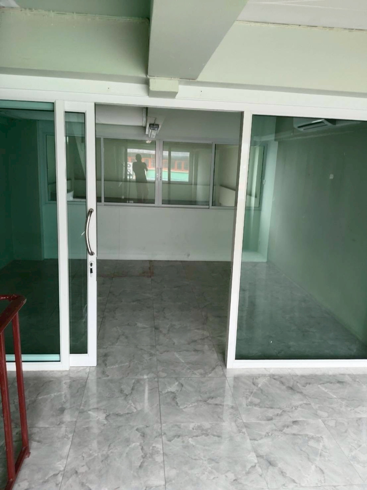 ขายอาคารพาณิชย์ระยอง : 94098 - ขายอาคารพาณิชย์ 4 ชั้น หน้าโครงการบ้านฉางเพลส ระยอง ตรงข้ามหน้าอำเภอบ้านฉาง ทำเลดีติดถนสุขุมวิท เหมาะทำสำนักงาน ซื้อลงทุนให้เช่า บ้านพักอาศัย