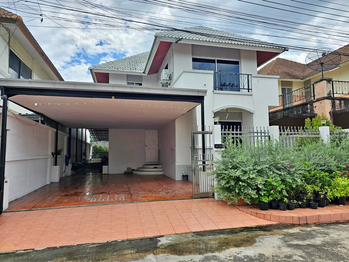 For RentHousePattaya, Bangsaen, Chonburi : HR2990 Single house for rent The Village Bangsaen, near Bangsaen Beach. Fully furnished, ready to move in The atmosphere is quiet.