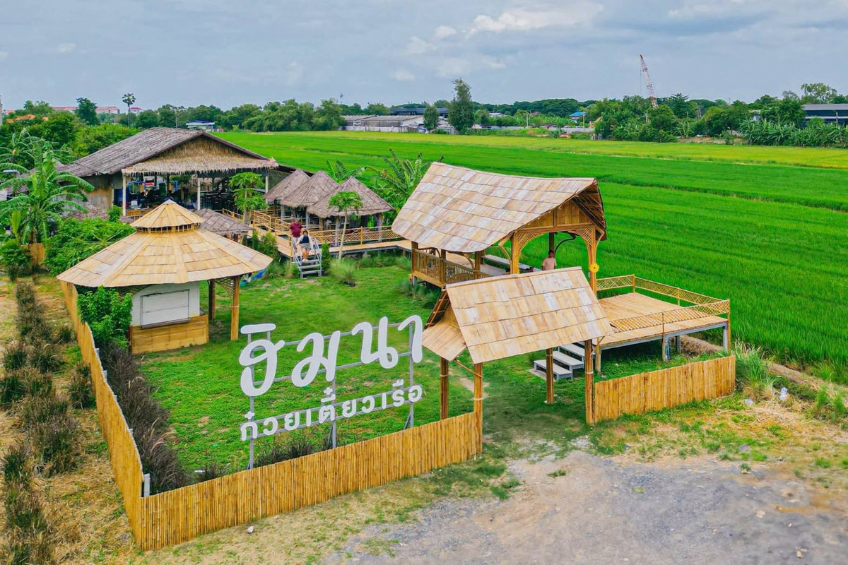 For LeaseholdRetail SpacePattanakan, Srinakarin : Urgent sale, Boat Noodle Shop. Cafe style along rice fields, Khlong Sam Wa, an area with many residents.  There is parking for 20 cars in the store.
