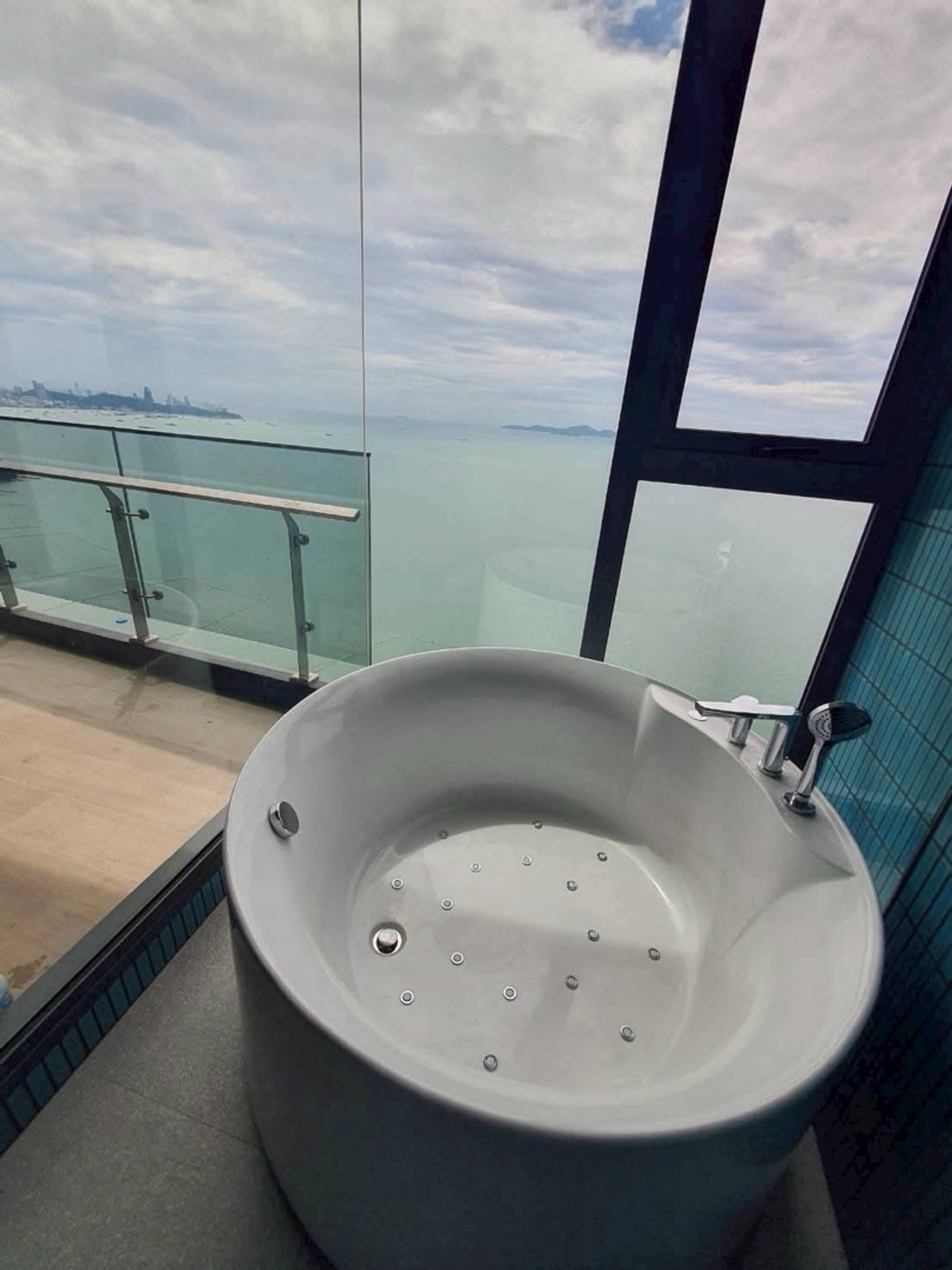 ให้เช่าคอนโดพัทยา บางแสน ชลบุรี สัตหีบ : ให้เช่าคอนโด Luxury ติดทะเล Arom Wongamat ขนาด 57.00 ตร.ม. ชั้น 36 วิวทะเลเปิดโล่ง อ่าง jacuzzi ราคา 60,000 บาท