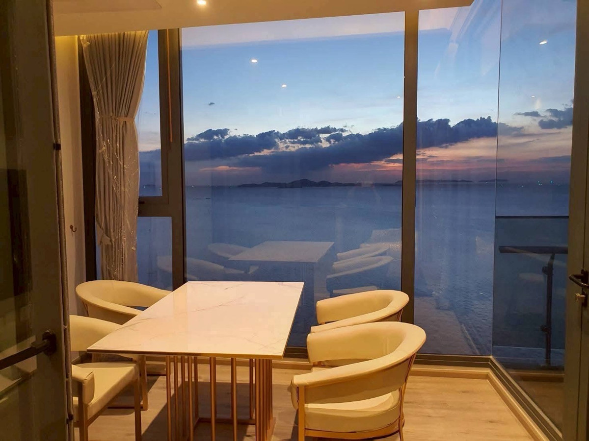 For RentCondoPattaya, Bangsaen, Chonburi : Luxury condo for rent, next to the sea, Arom Wongamat, size 57.00 sq m, 36th floor, open sea view, jacuzzi, price 60,000 baht.