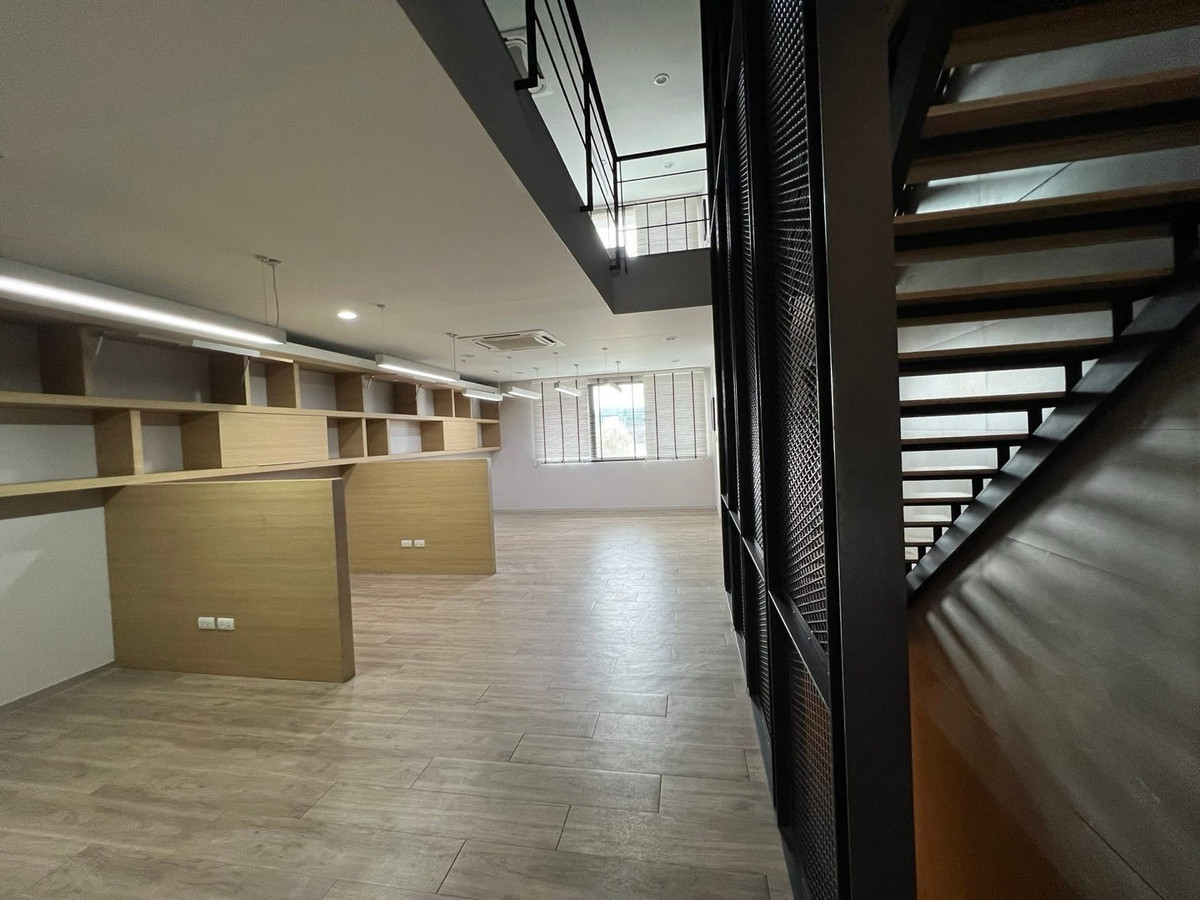 For RentOfficeKaset Nawamin,Ladplakao : Office for rent, 4.5 floors, Kaset-Nawamin. Prasertmanukit Road