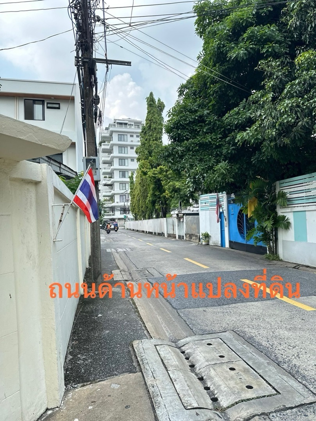 For SaleLandSukhumvit, Asoke, Thonglor : Land for sale, beautiful as before, Soi Thonglor 19, Sukhumvit 55, good location, next to the road on 2 sides, on the side next to a public canal.