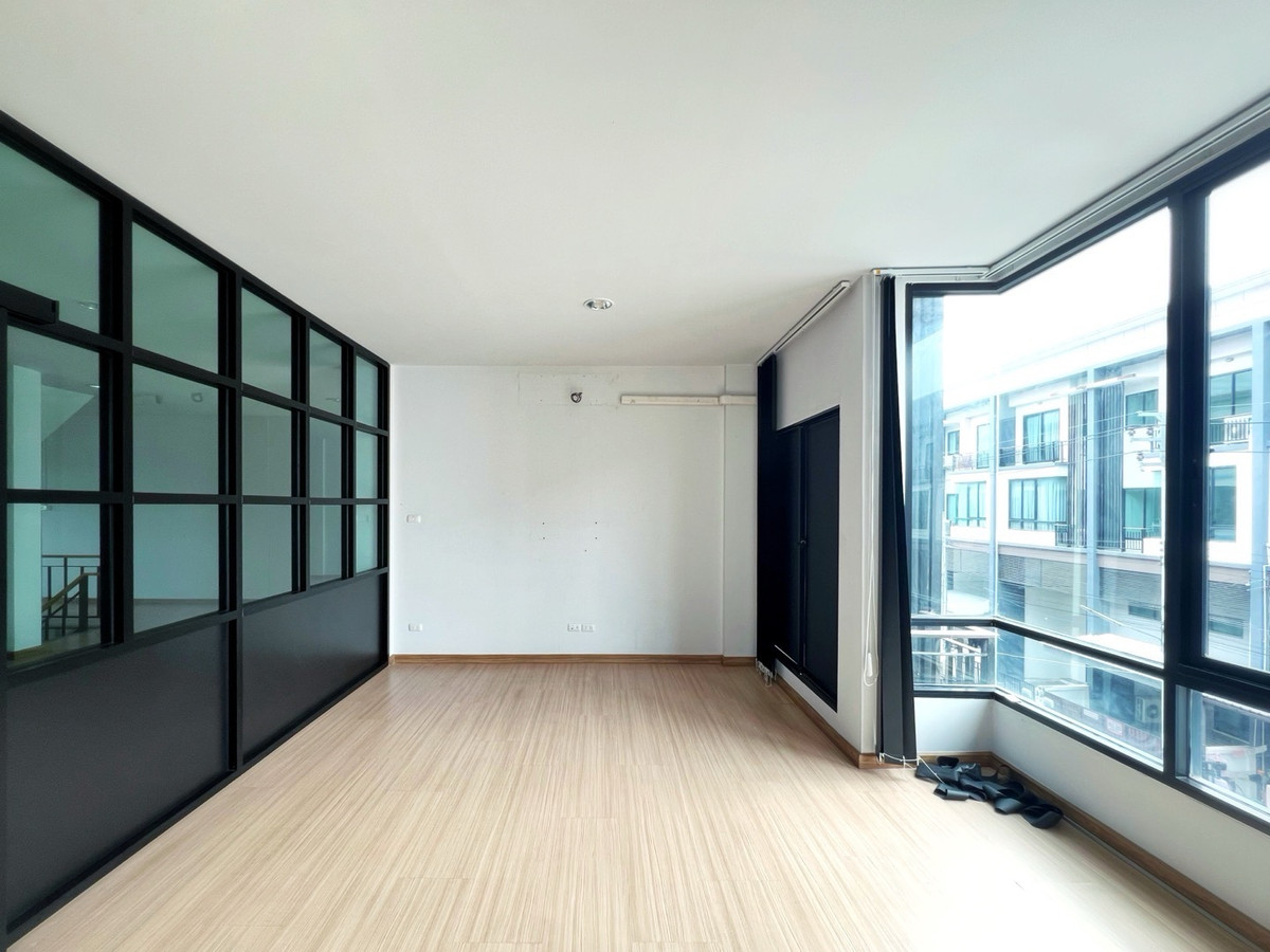 For SaleTownhomePattanakan, Srinakarin : 🔥[ For sale ] - [ City Link Rama 9-Srinakarin Project ] [ Home office 3 floors + mezzanine 2 units, corner room, wide front ] Suitable for an office, 15.99 million baht 👍