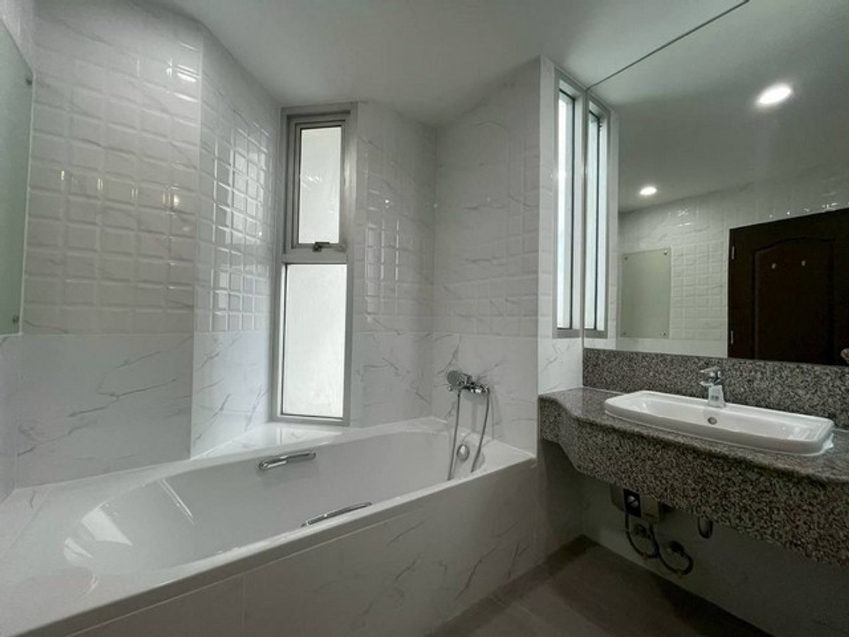 ให้เช่าคอนโดสาทร นราธิวาส : ให้เช่าคอนโด Sathorn House (สาทรเฮ้าส์) ขนาด 73 ตร.ม. ชั้น 18 ติด BTS สุรศักดิ์ เครื่องใช้ไฟฟ้าและเฟอร์นิเจอร์ครบ