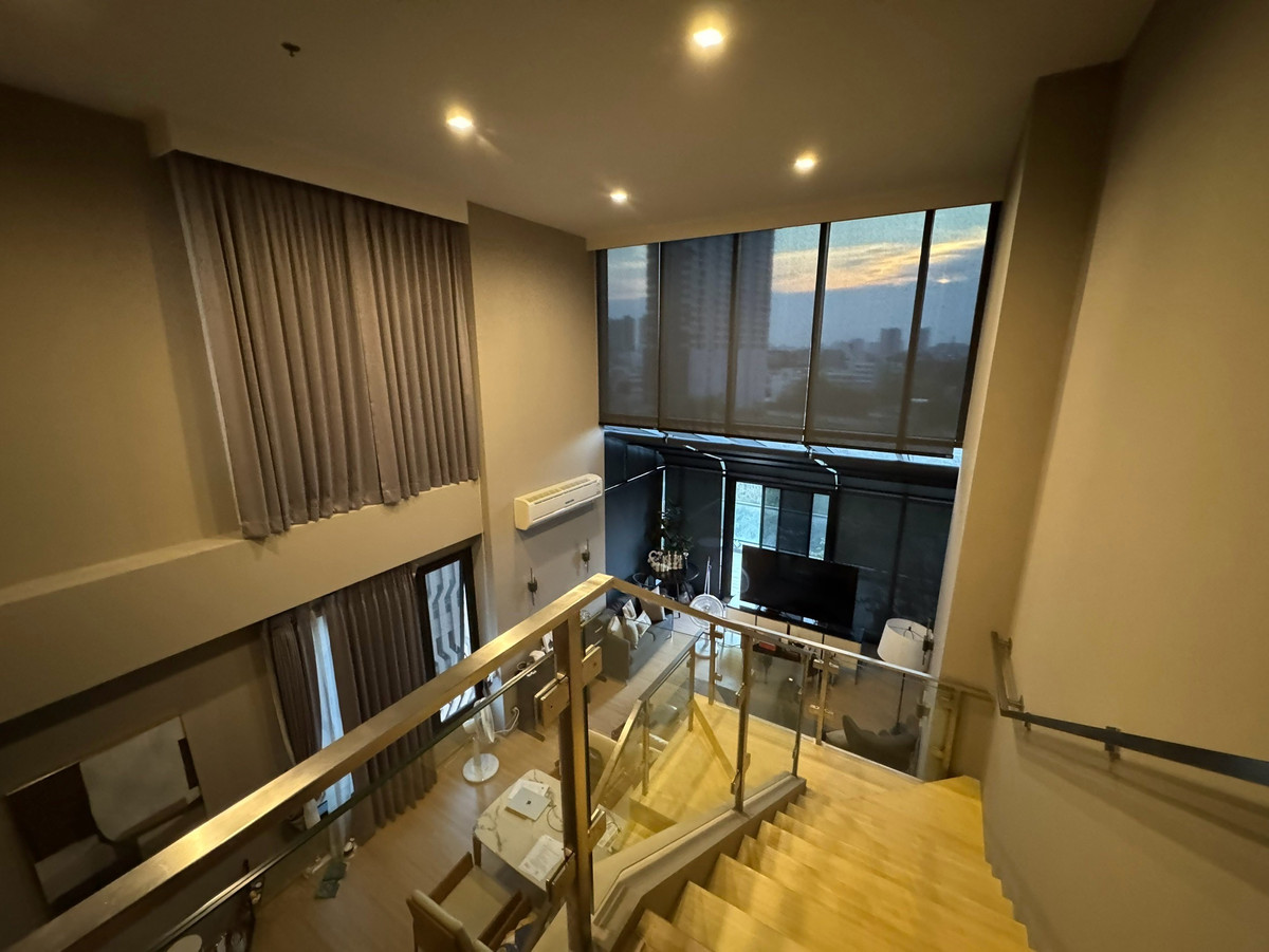 For SaleCondoSapankwai,Jatujak : Rare Unit has only one room, actually 2 floors, not a mezzanine. Down from 16.89!!!  Pet Friendly building, good location in the heart of Chatuchak, Saphan Khwai, Ari!! I will buy it myself. Or investing, its very worthwhile. The floor is not very high. I