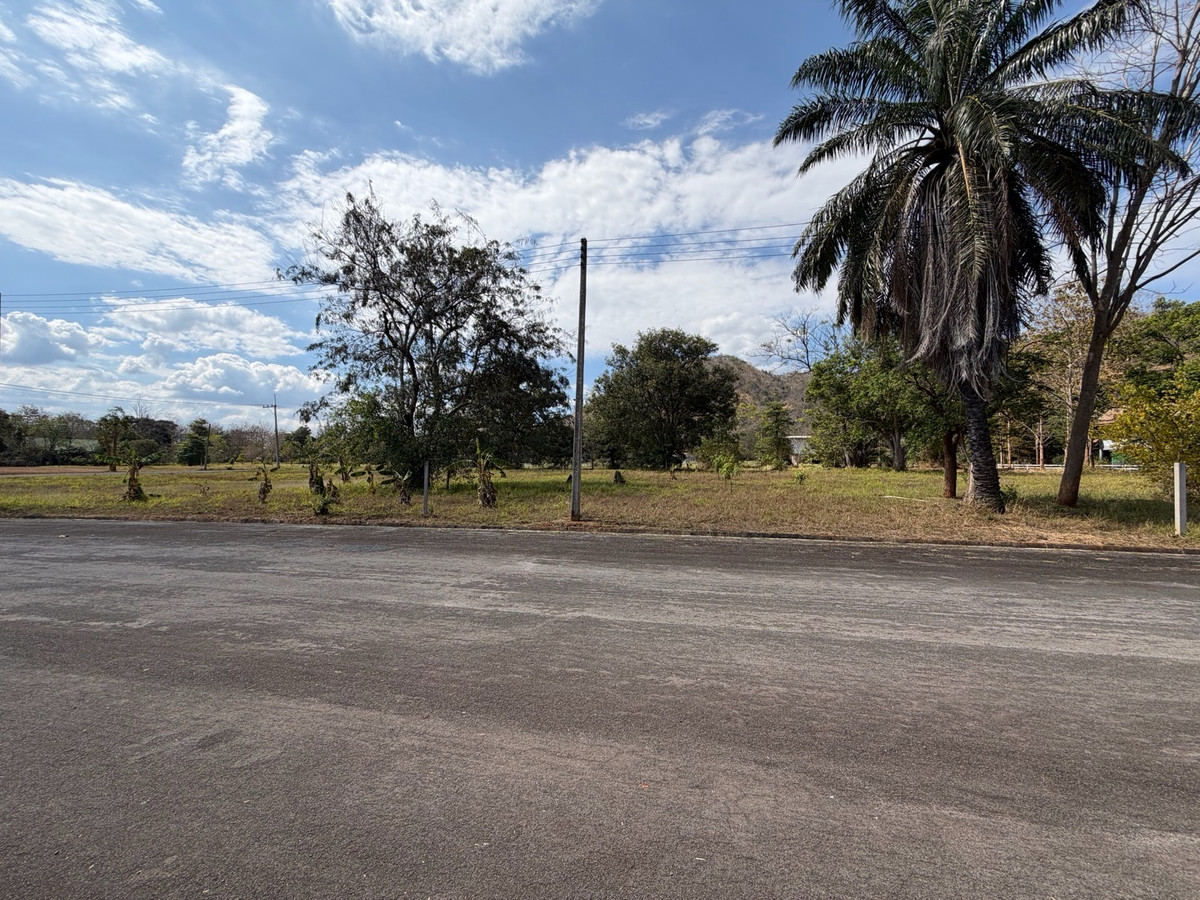 For SaleLandPak Chong KhaoYai : Mountain-view land for sale in Khao Loi, Khao Yai — ideal for a private holiday home or second residence.