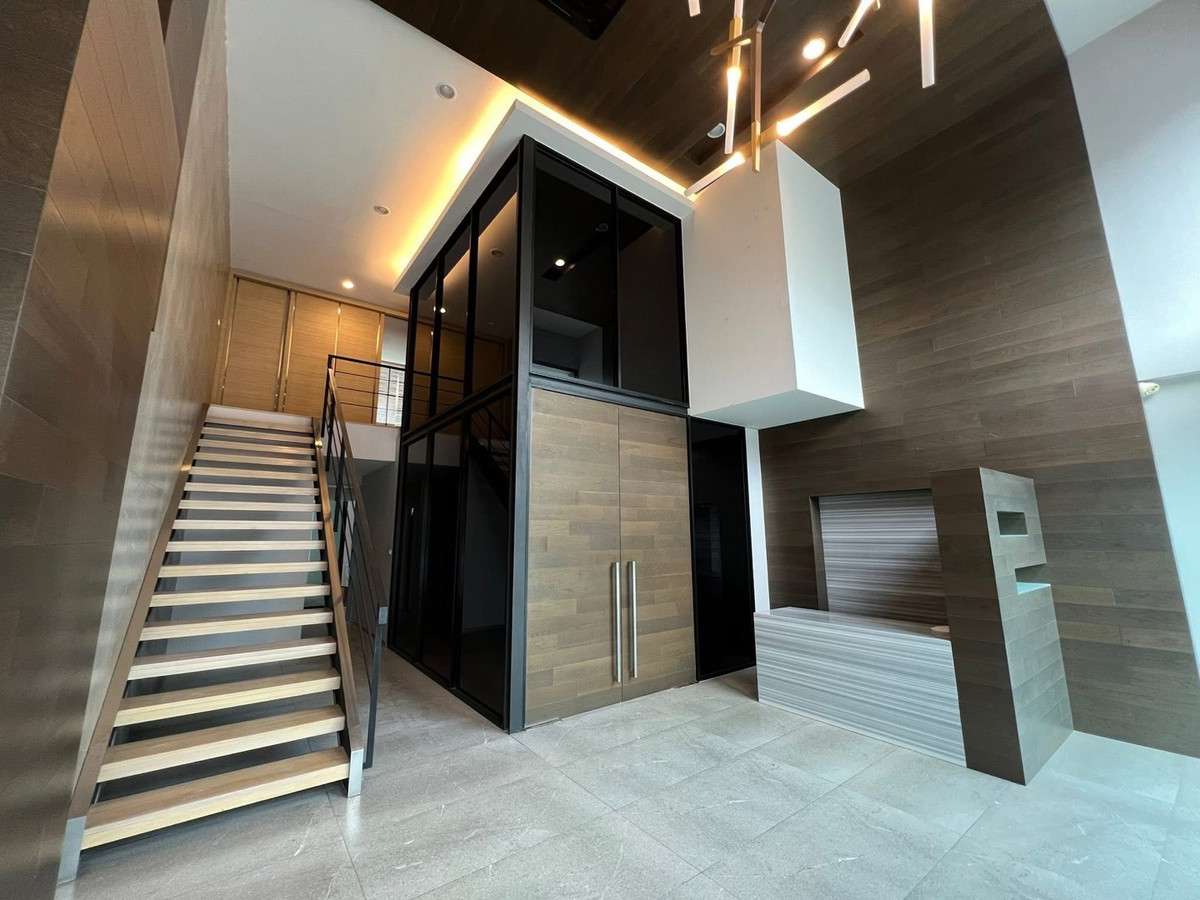 For RentOfficeKaset Nawamin,Ladplakao : Office for rent, 4.5 floors, Kaset-Nawamin. Prasertmanukit Road