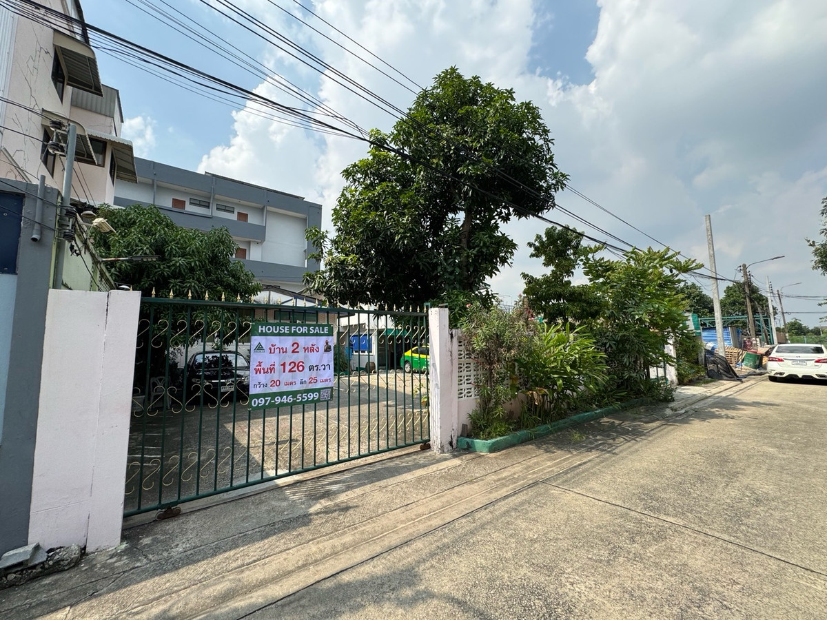 For SaleHousePattanakan, Srinakarin : 2 houses on land area 126 sq m.