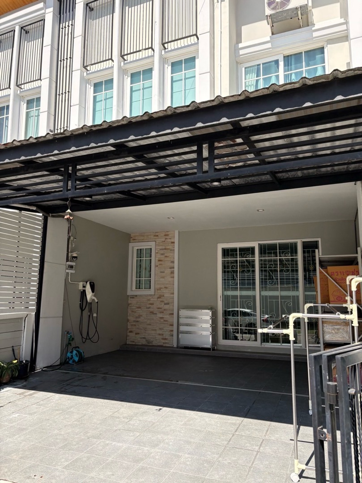 For SaleTownhomeLadkrabang, Suwannaphum Airport : Townhome for sale Supports electric car charging Pile down 22 meters As for the parking lot in front of the house, selling for only 3.69 million baht (transfer fee is half each). Happy to give advice and consult on credit.