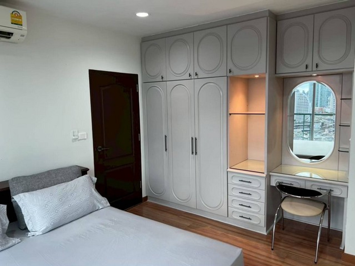 ให้เช่าคอนโดสาทร นราธิวาส : ให้เช่าคอนโด Sathorn House (สาทรเฮ้าส์) ขนาด 73 ตร.ม. ชั้น 18 ติด BTS สุรศักดิ์ เครื่องใช้ไฟฟ้าและเฟอร์นิเจอร์ครบ