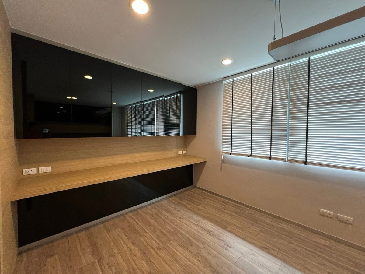 For RentOfficeKaset Nawamin,Ladplakao : Office for rent, 4.5 floors, Kaset-Nawamin. Prasertmanukit Road