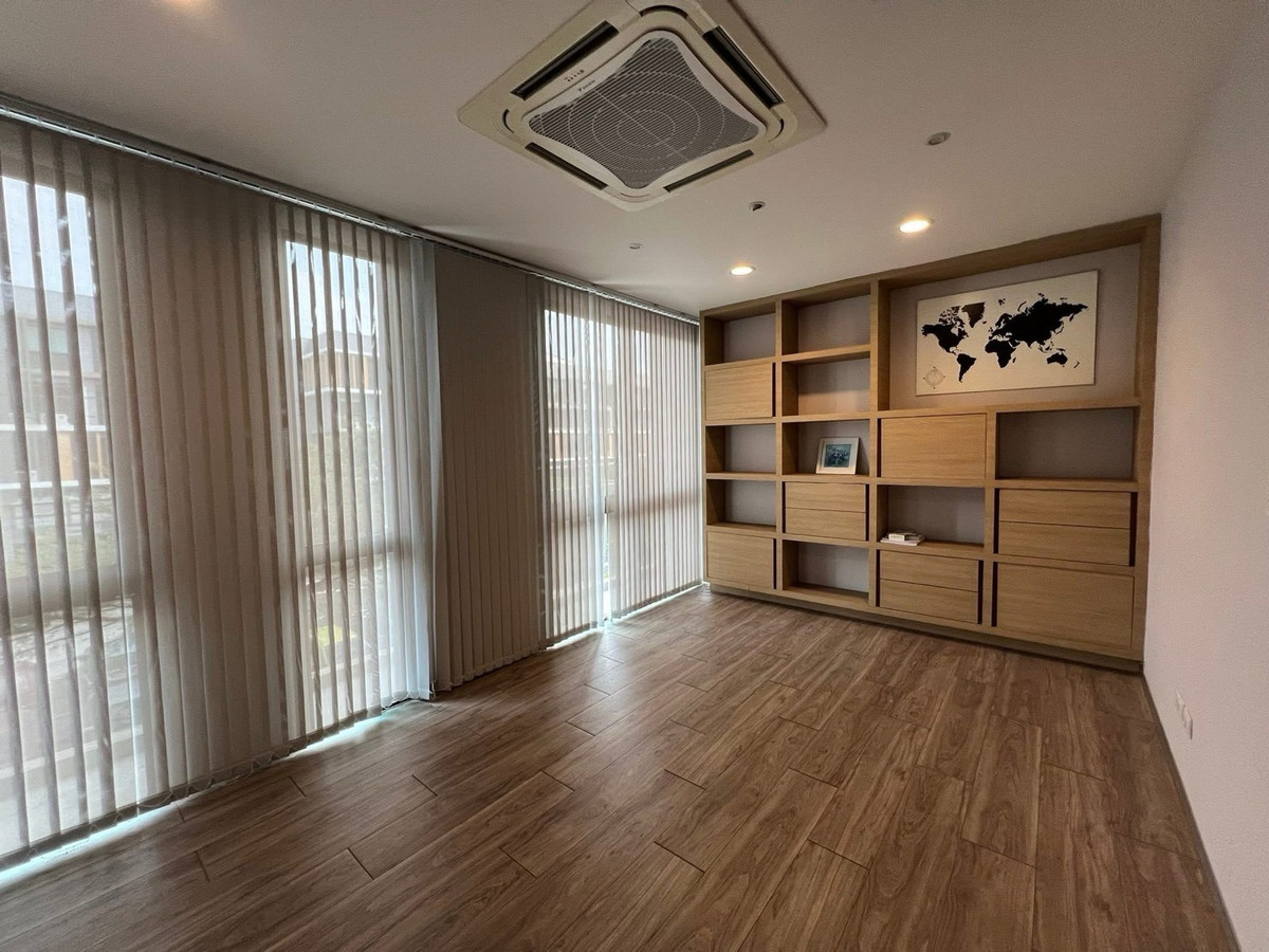 For RentOfficeKaset Nawamin,Ladplakao : Office for rent, 4.5 floors, Kaset-Nawamin. Prasertmanukit Road