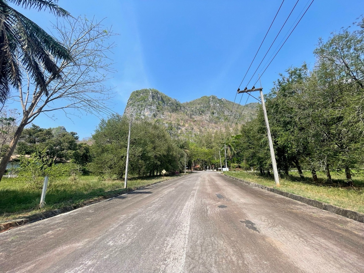 For SaleLandPak Chong KhaoYai : Mountain-view land for sale in Khao Loi, Khao Yai — ideal for a private holiday home or second residence.