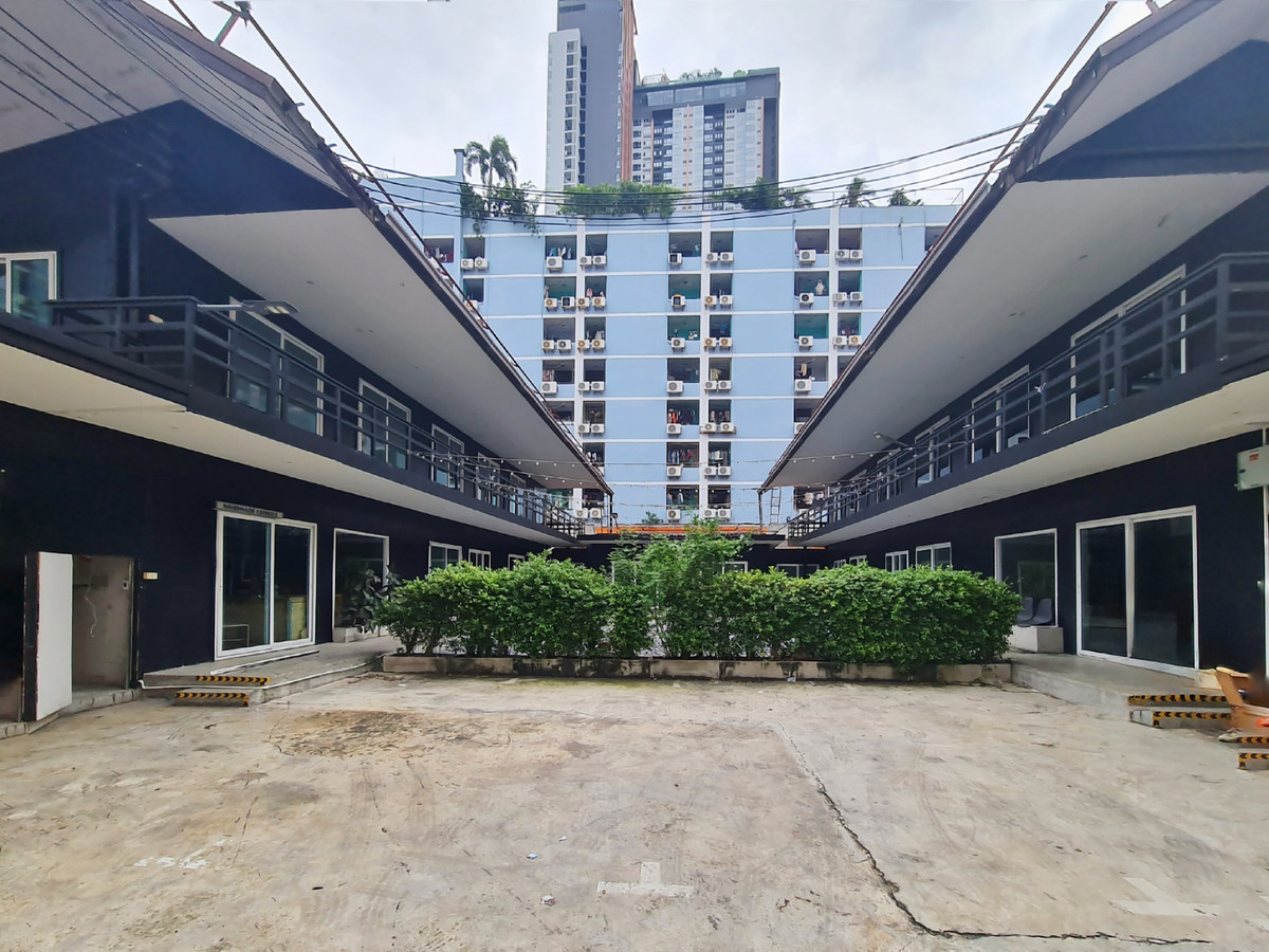 ให้เช่าอาคารพาณิชย์รัชดา ห้วยขวาง : บ้านเดี่ยว standalone สำหรับทำธุรกิจ ใกล้ MRT ห้วยขวาง เพียง 450 ม. พื้นที่ใช้สอยกว่า 800 ตรม. พร้อมที่จอดรถ