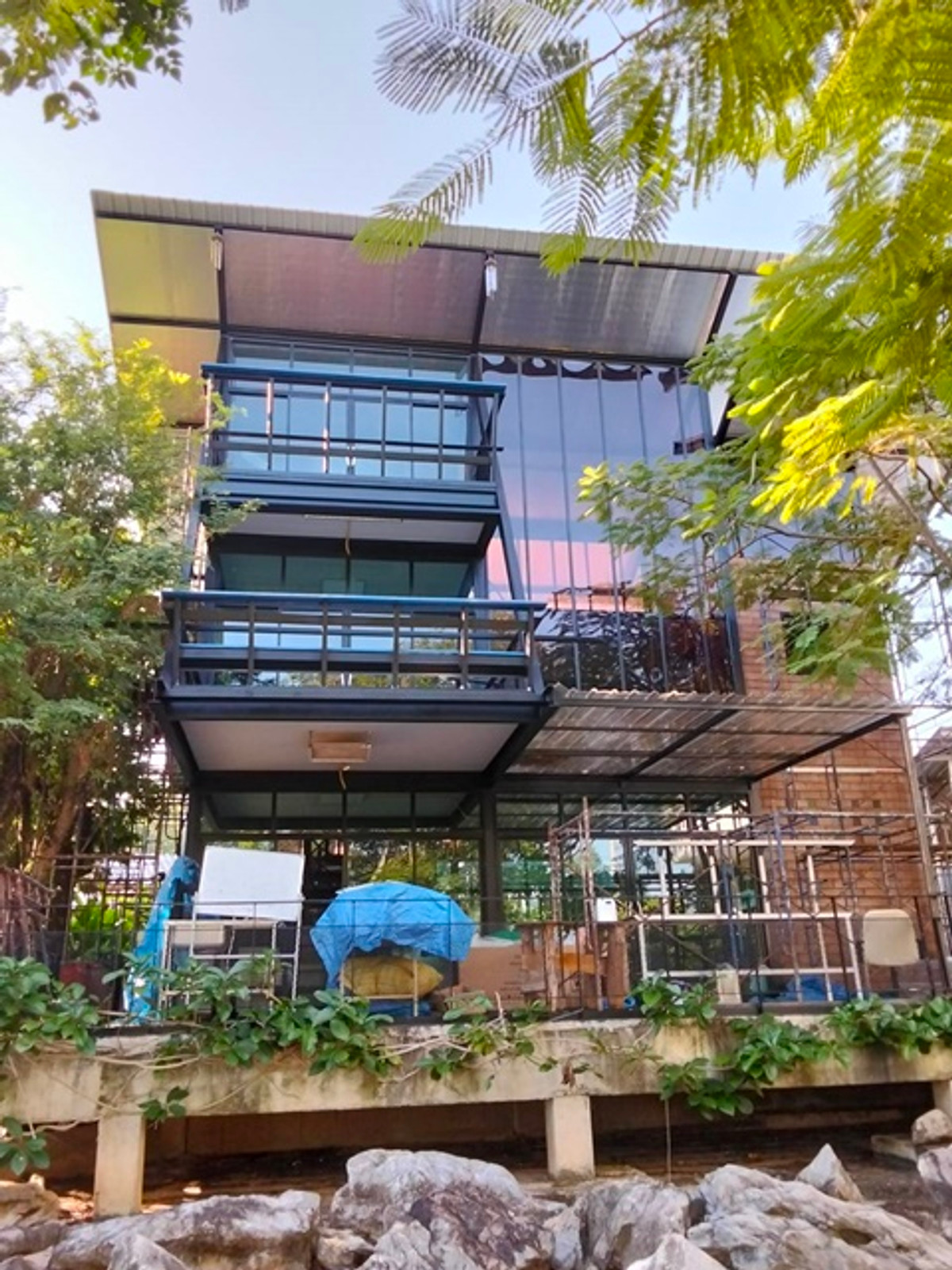 For RentShop HousePak Chong KhaoYai : The Secret Town Big Mountain Khanong Phra Glass House Cafe' Kaoyai For Rent Showroom Building Coffee