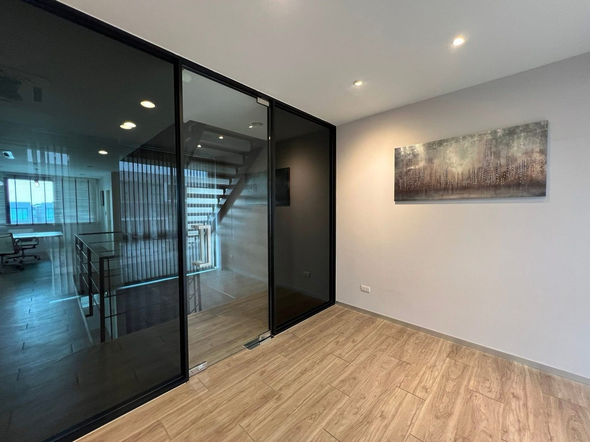 For RentOfficeKaset Nawamin,Ladplakao : Office for rent, 4.5 floors, Kaset-Nawamin. Prasertmanukit Road