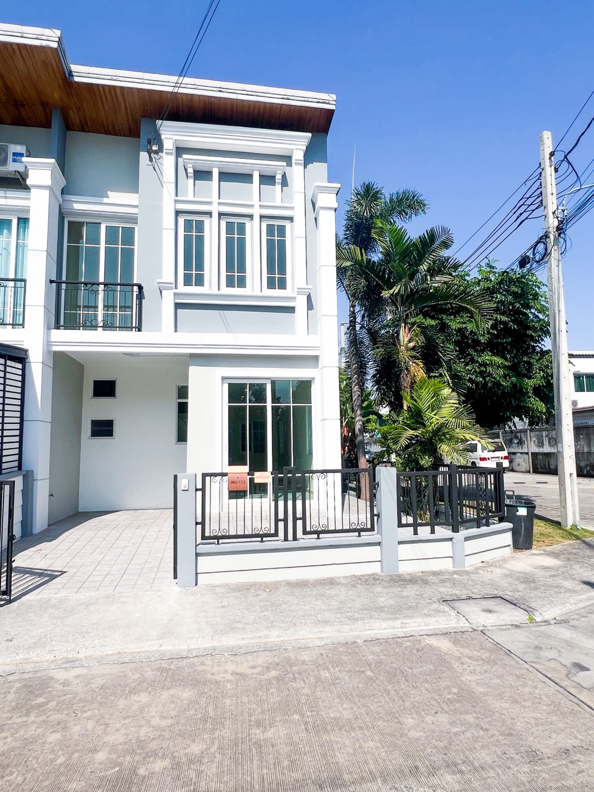 For SaleTownhomeLadkrabang, Suwannaphum Airport : 2-story townhouse for sale, corner house, not cramped, has windows on both floors next to the house.  There is no house opposite.  Opposite is a wide grass field.  Convenient parking  Golden Town Village 3  Bangna-Suan Luang  Kanchanaphisek Road