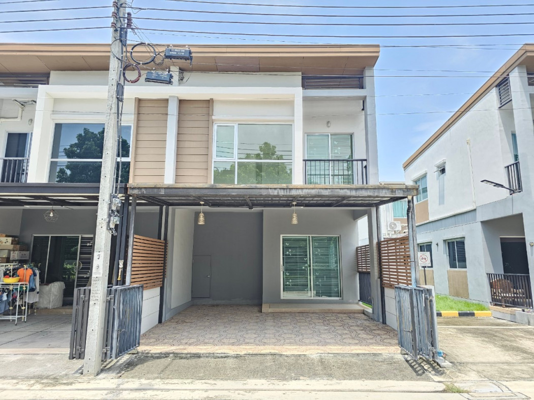 For SaleTownhomeRama 2, Bang Khun Thian : Corner townhome for sale, Baan Lumpini Town Park Thakham-Rama 2, 89 sq m, 18.3 sq m, in front of the house is a garden.