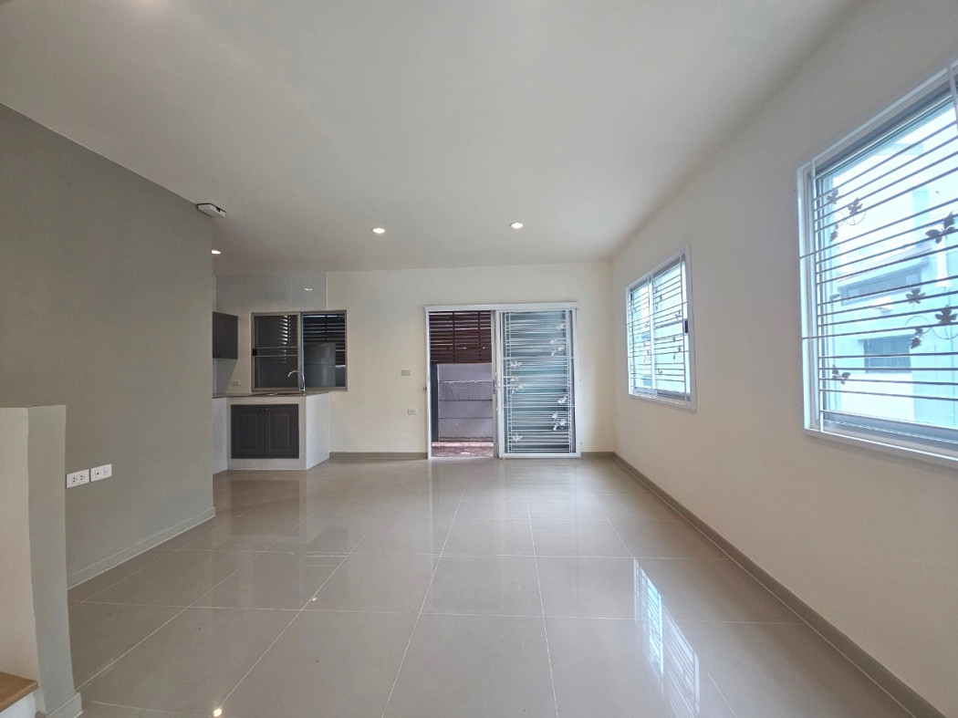 ขายทาวน์โฮมพระราม 2 บางขุนเทียน : ขาย ทาวน์โฮม หลังมุม บ้านลุมพินี ทาวน์พาร์ค ท่าข้าม-พระราม 2 89 ตรม 18.3 ตรว หน้าบ้านเป็นสวน