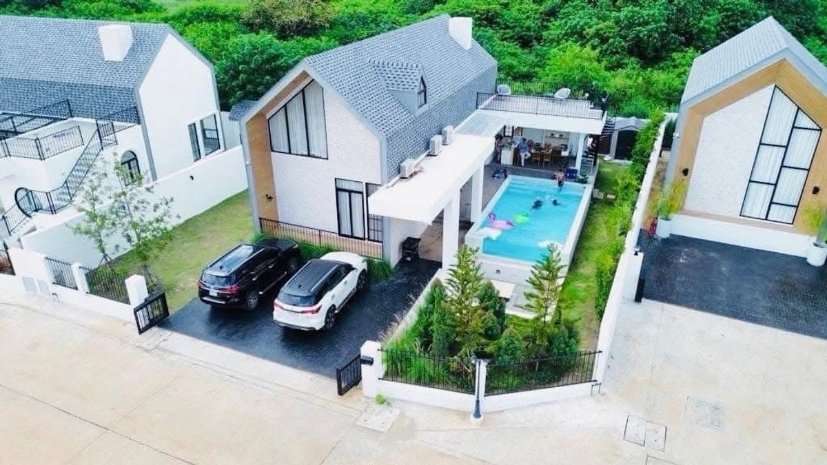 For SaleHousePak Chong KhaoYai : 📢👇 Nordic-style home with a private swimming pool, surrounded by fresh air all year round and scenic mountain views. Located close to major attractions and local conveniences — perfect as a residence, vacation home, or rental investment.