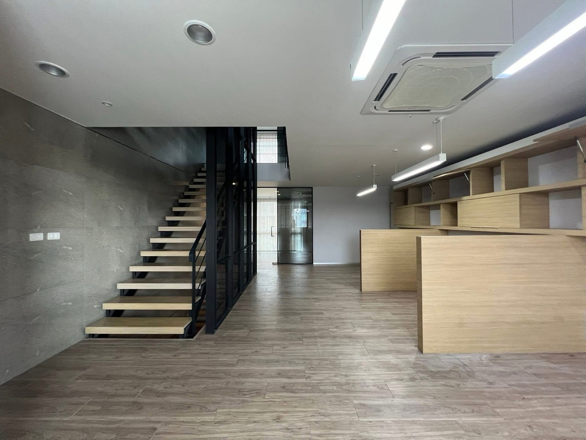 For RentOfficeKaset Nawamin,Ladplakao : Office for rent, 4.5 floors, Kaset-Nawamin. Prasertmanukit Road