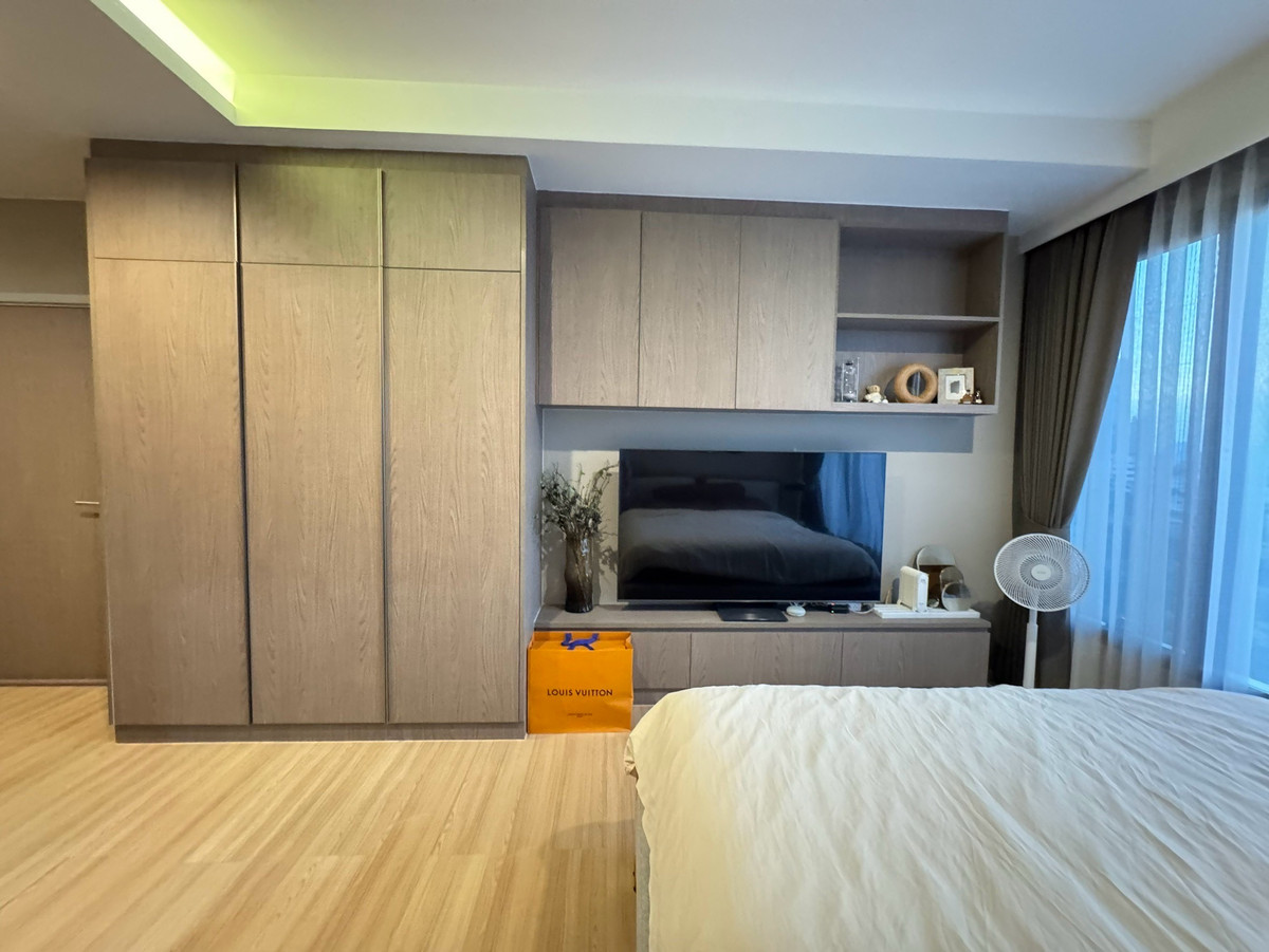 For SaleCondoSapankwai,Jatujak : Rare Unit has only one room, actually 2 floors, not a mezzanine. Down from 16.89!!!  Pet Friendly building, good location in the heart of Chatuchak, Saphan Khwai, Ari!! I will buy it myself. Or investing, its very worthwhile. The floor is not very high. I