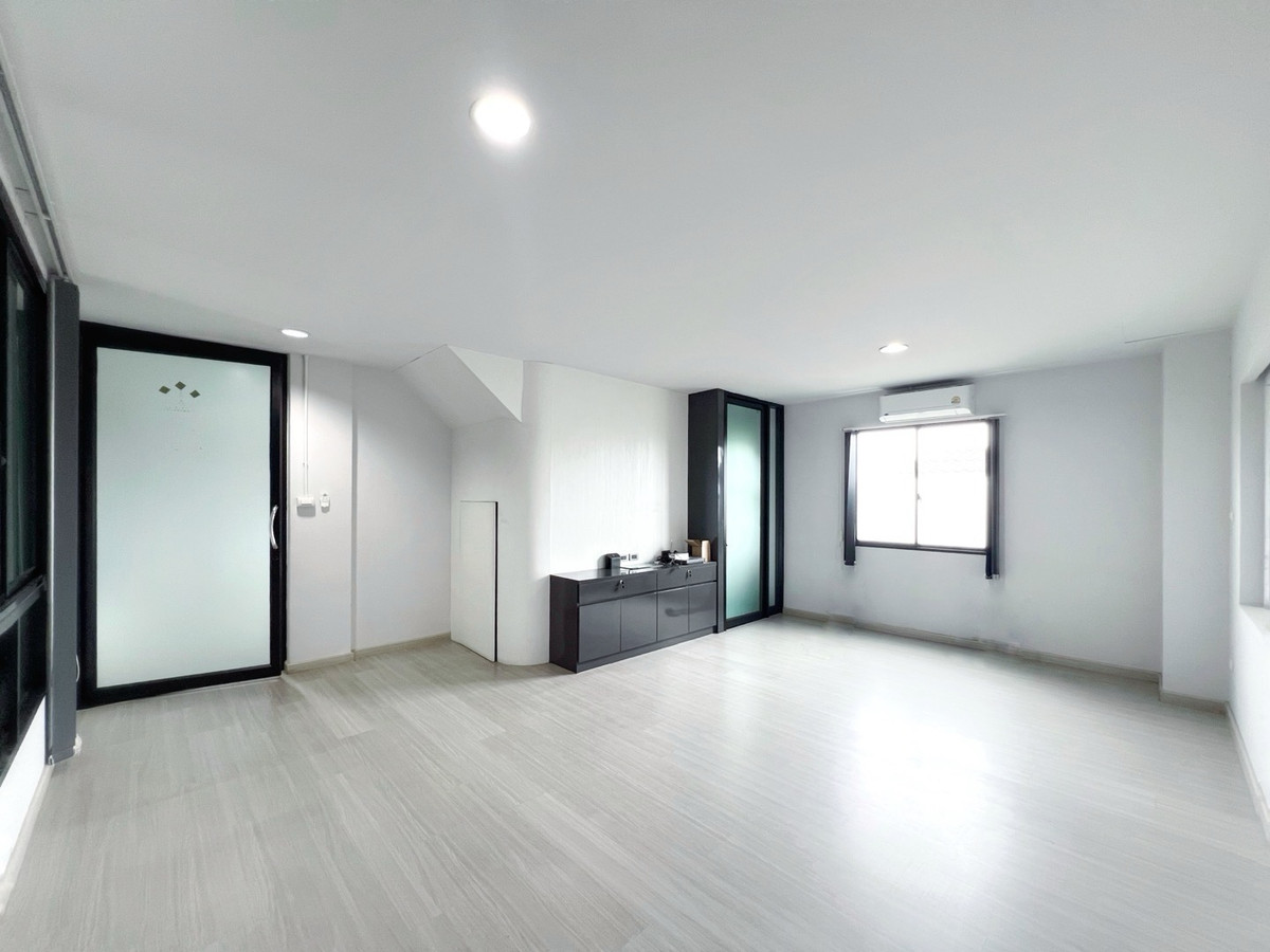 For SaleTownhomePattanakan, Srinakarin : 🔥[ For sale ] - [ City Link Rama 9-Srinakarin Project ] [ Home office 3 floors + mezzanine 2 units, corner room, wide front ] Suitable for an office, 15.99 million baht 👍