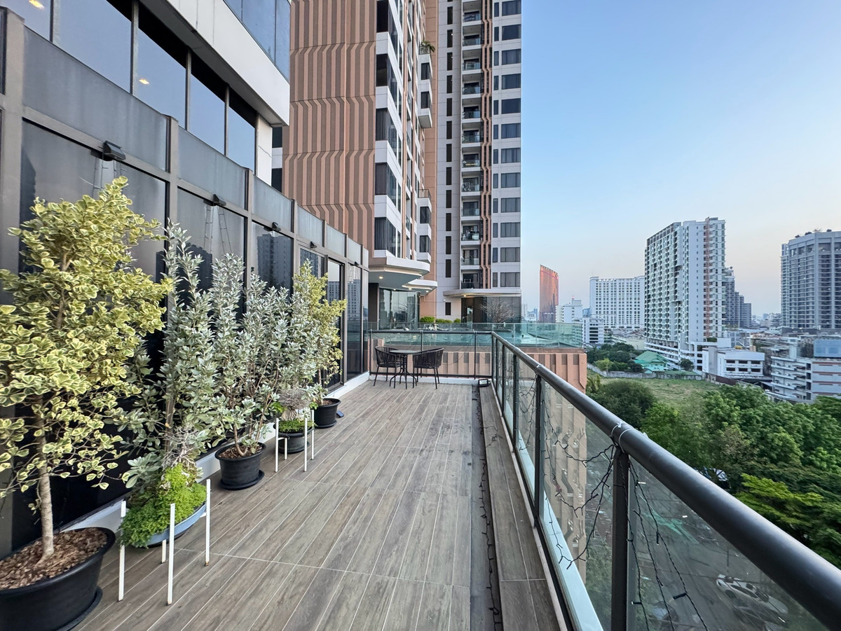 For SaleCondoSapankwai,Jatujak : Rare Unit has only one room, actually 2 floors, not a mezzanine. Down from 16.89!!!  Pet Friendly building, good location in the heart of Chatuchak, Saphan Khwai, Ari!! I will buy it myself. Or investing, its very worthwhile. The floor is not very high. I