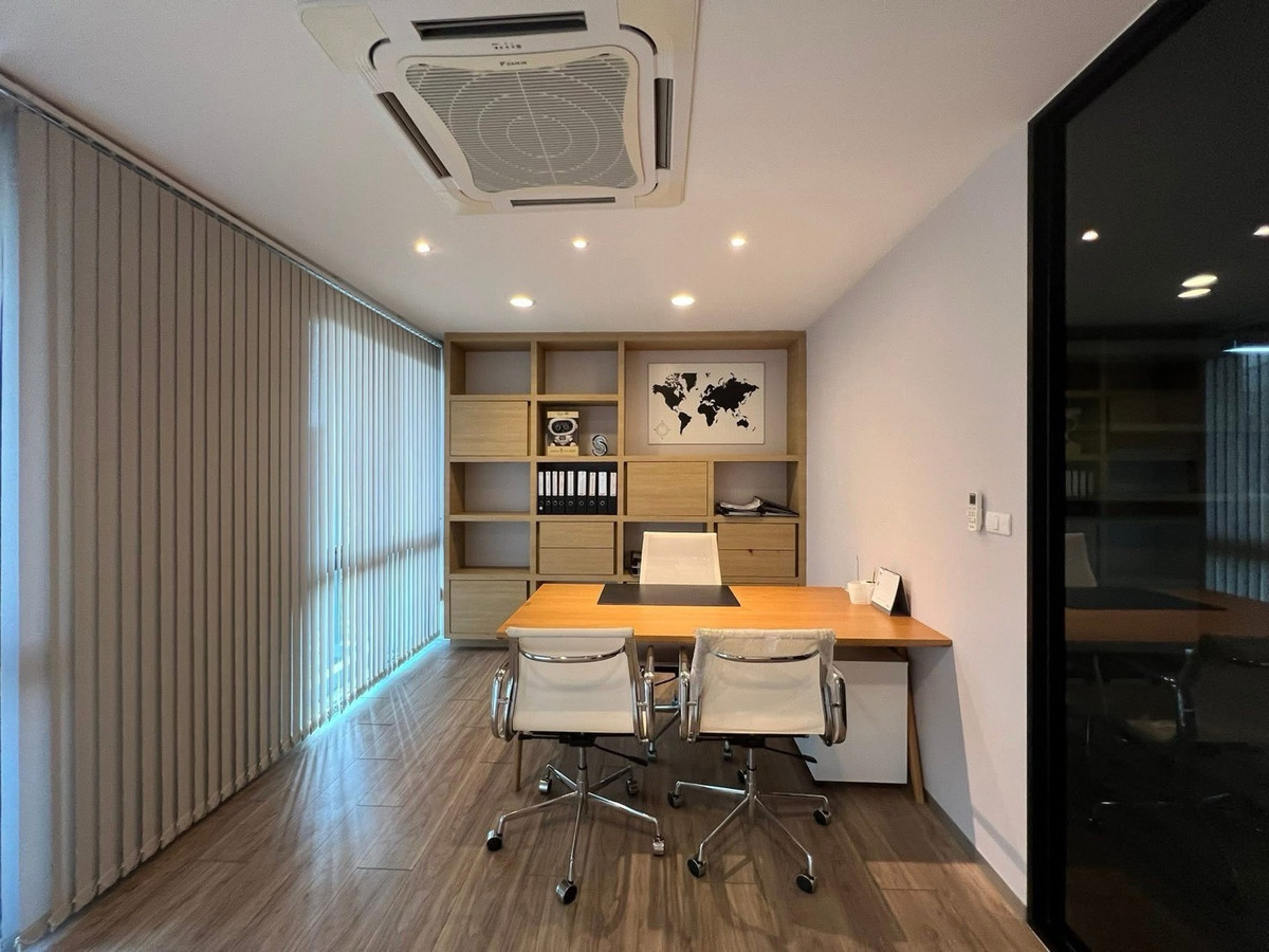 For RentOfficeKaset Nawamin,Ladplakao : Office for rent, 4.5 floors, Kaset-Nawamin. Prasertmanukit Road