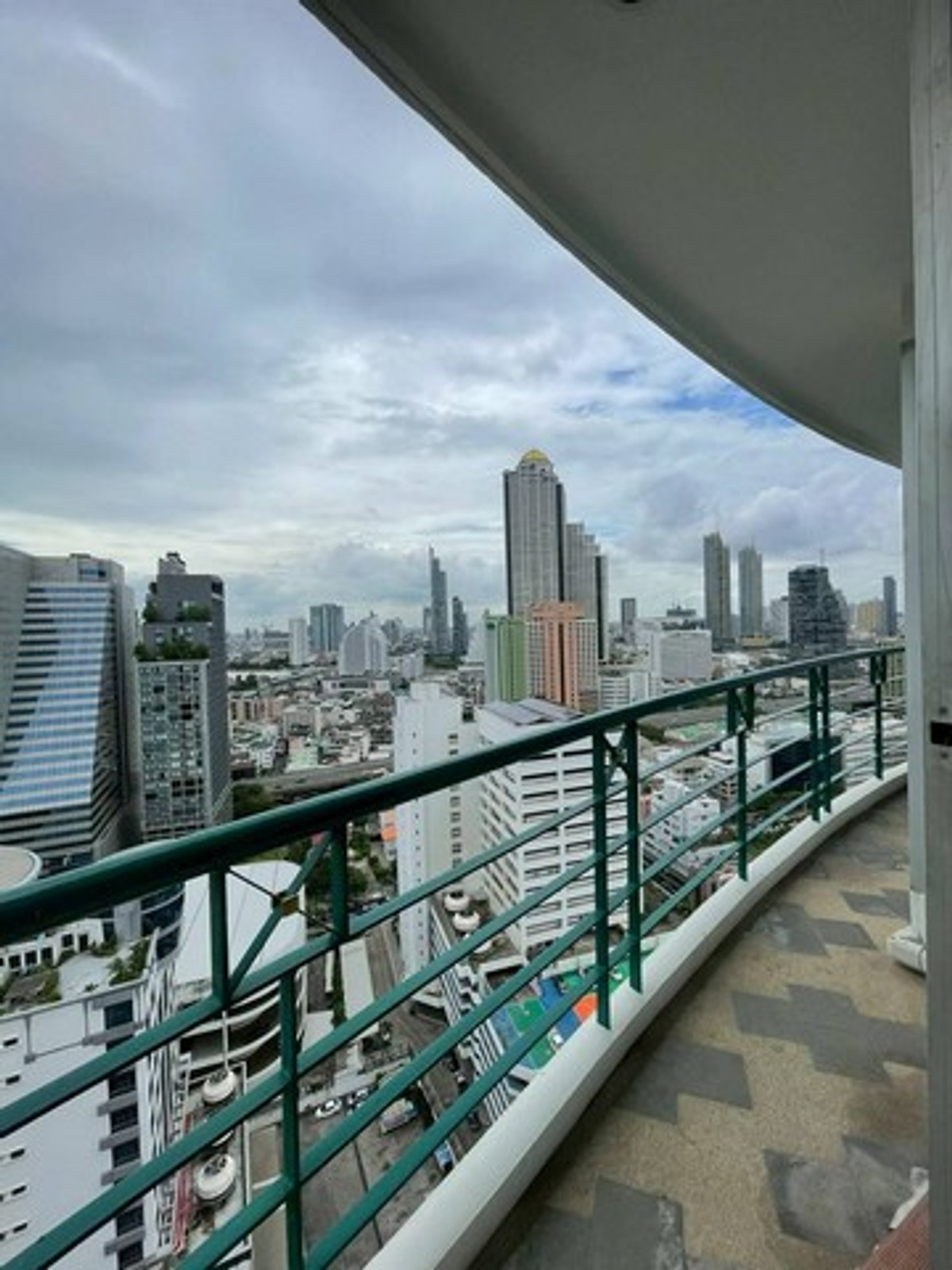 ให้เช่าคอนโดสาทร นราธิวาส : ให้เช่าคอนโด Sathorn House (สาทรเฮ้าส์) ขนาด 73 ตร.ม. ชั้น 18 ติด BTS สุรศักดิ์ เครื่องใช้ไฟฟ้าและเฟอร์นิเจอร์ครบ