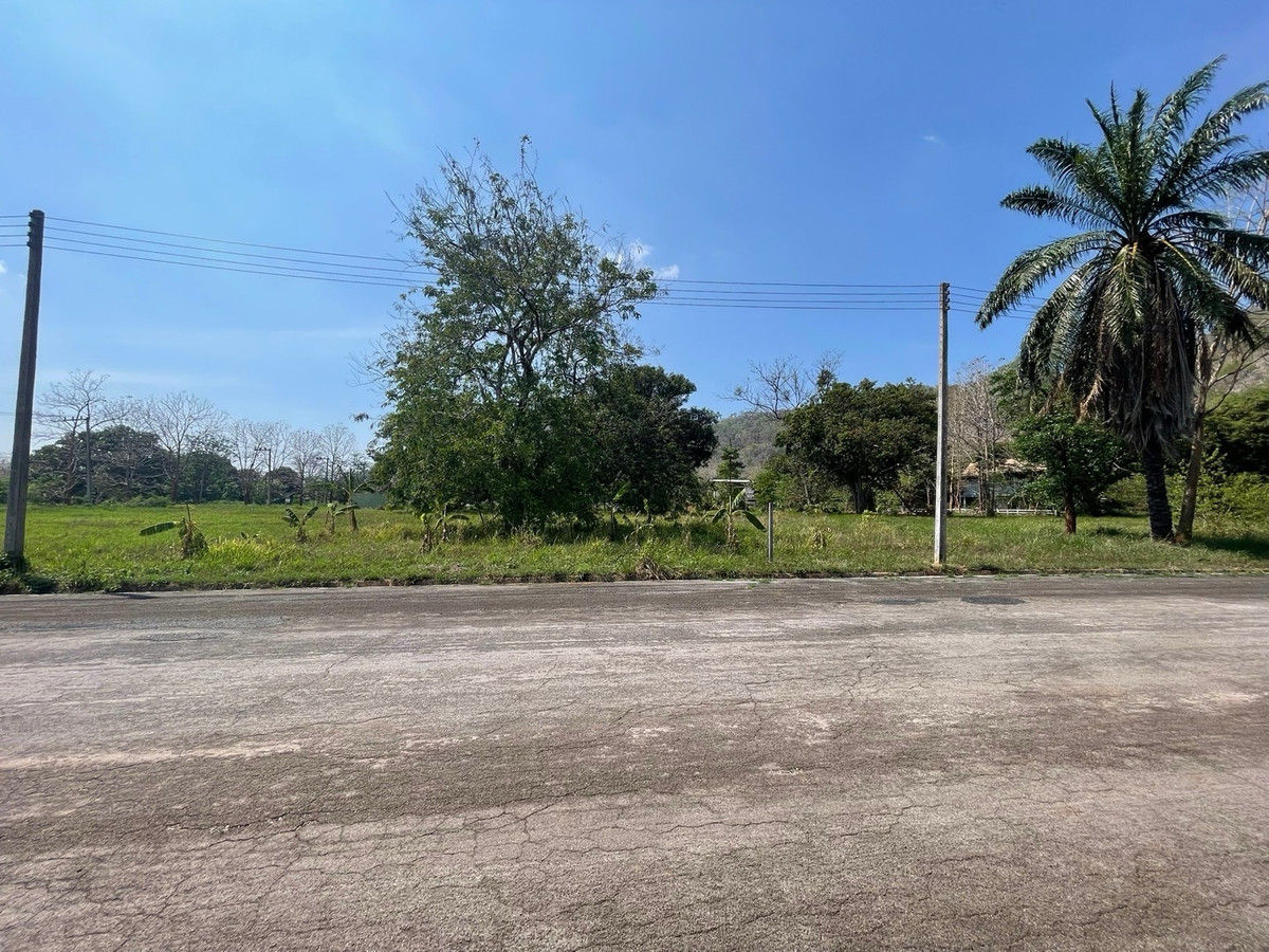 For SaleLandPak Chong KhaoYai : Mountain-view land for sale in Khao Loi, Khao Yai — ideal for a private holiday home or second residence.