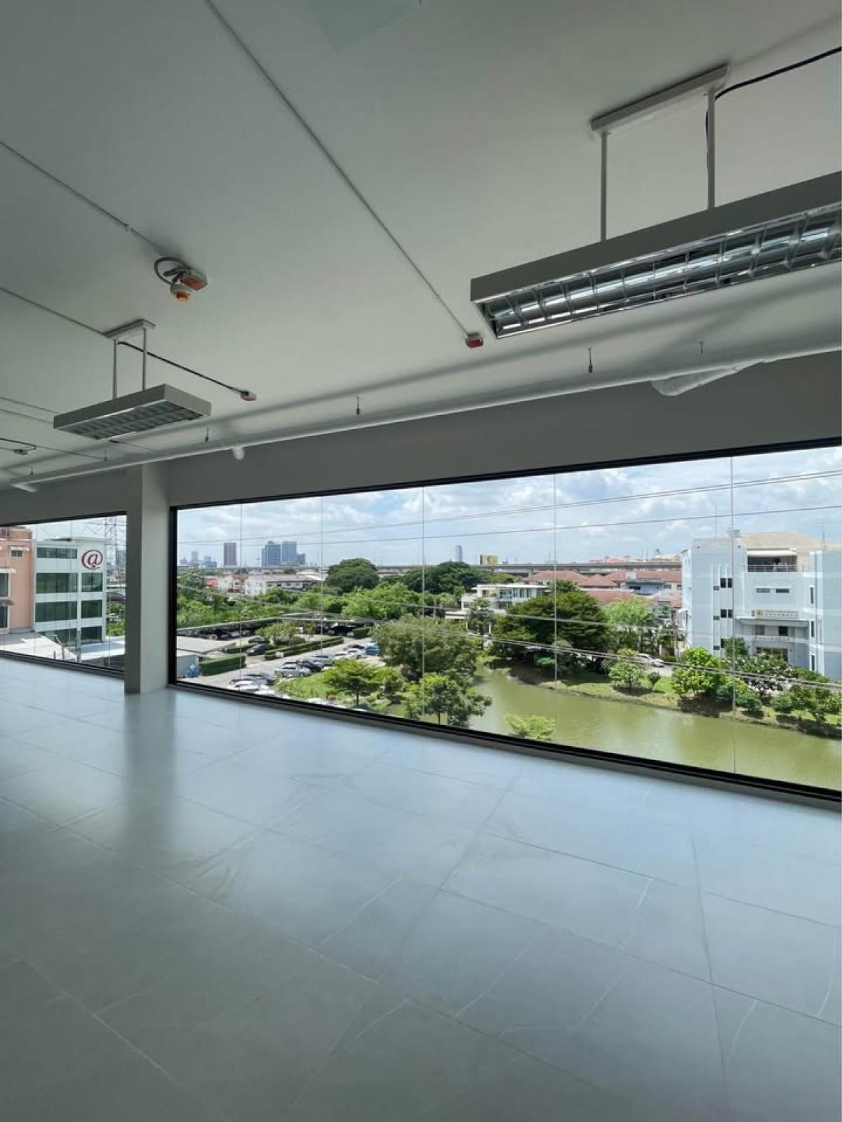 For RentOfficeOnnut, Udomsuk : Luxurious office in the heart of the city Ready to rent at an attractive price Luxury Office Space in Prime Location, Affordable Rent!