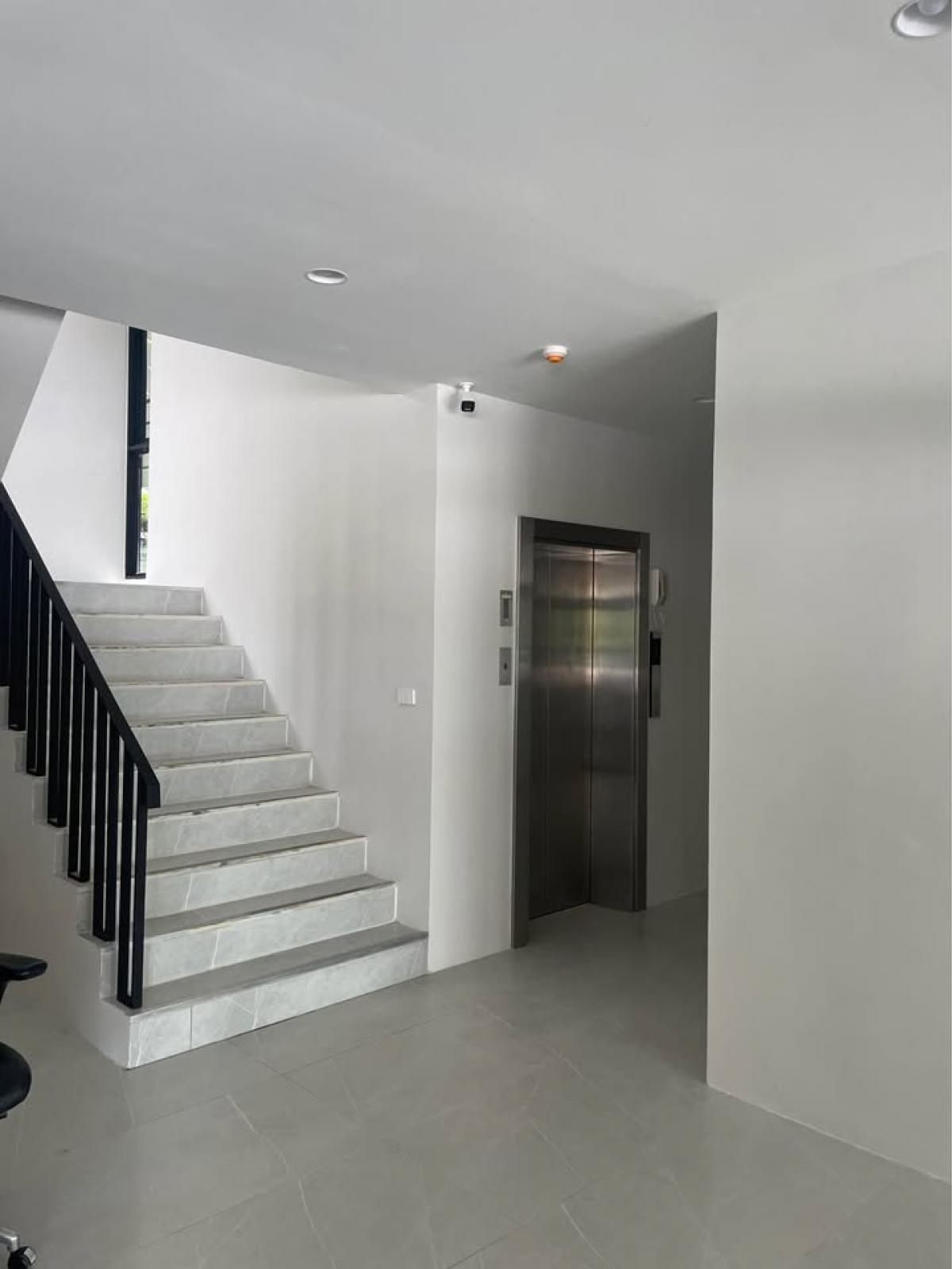 For RentOfficeOnnut, Udomsuk : Luxurious office in the heart of the city Ready to rent at an attractive price Luxury Office Space in Prime Location, Affordable Rent!