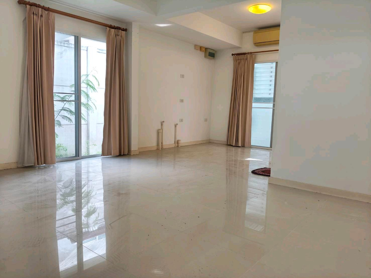 ขายบ้านพระราม 2 บางขุนเทียน : ทาวน์โฮม Villaggio พระราม2-บางกระดี่ 35/1 โครงการคุณภาพ LH บ้านกว้างมีพื้นที่สวน  ต่อเติมแล้วซอยแรกต้นโครงการติดสระว่ายน้ำ