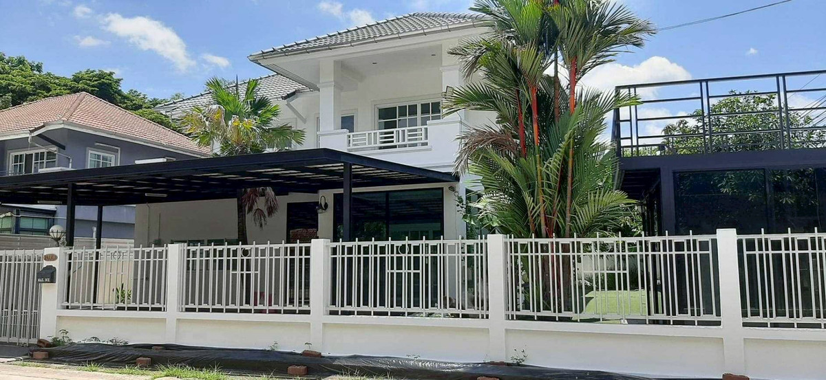 For SaleHouseMin Buri, Romklao : LB015 Urgent Sale – Single House in Preecha Romklao Village Excellent location directly opposite Kasem Bundit University (Romklao Campus). Easy access, convenient surroundings, and situated near the main road.