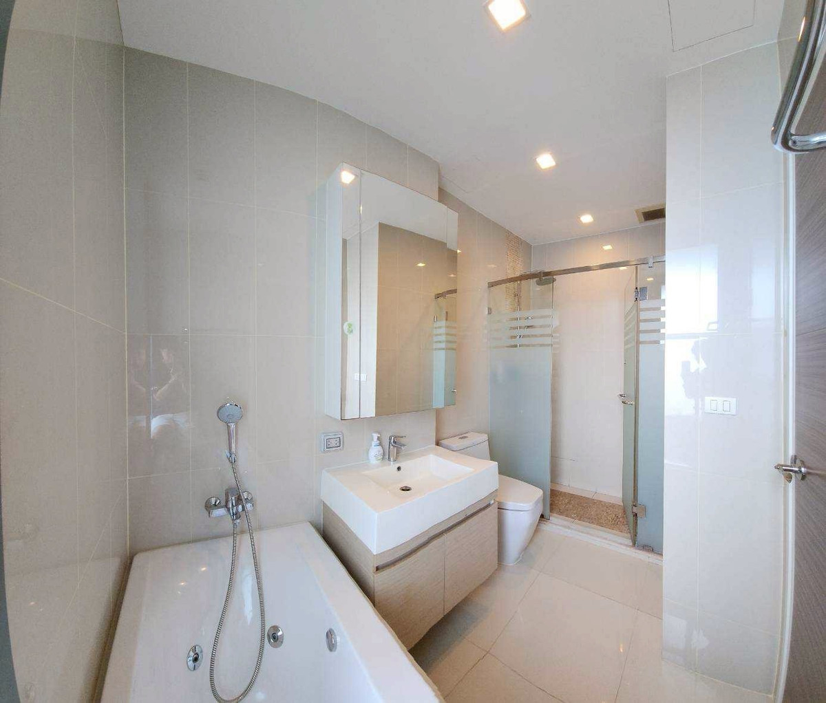 For SaleCondoRama9, Petchburi, RCA : Urgent sale Q Asoke 2 bedrooms, 2 bathrooms (special price) Q Asoke