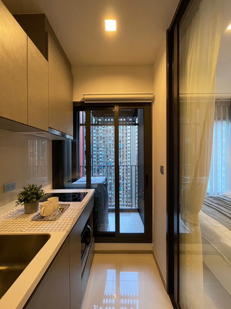 For RentCondoRama9, Petchburi, RCA : 🔥Urgent for rent🔥 Life Asoke Hype, beautifully decorated, fully furnished, ready to move in, just 300 meters from MRT Rama 9.