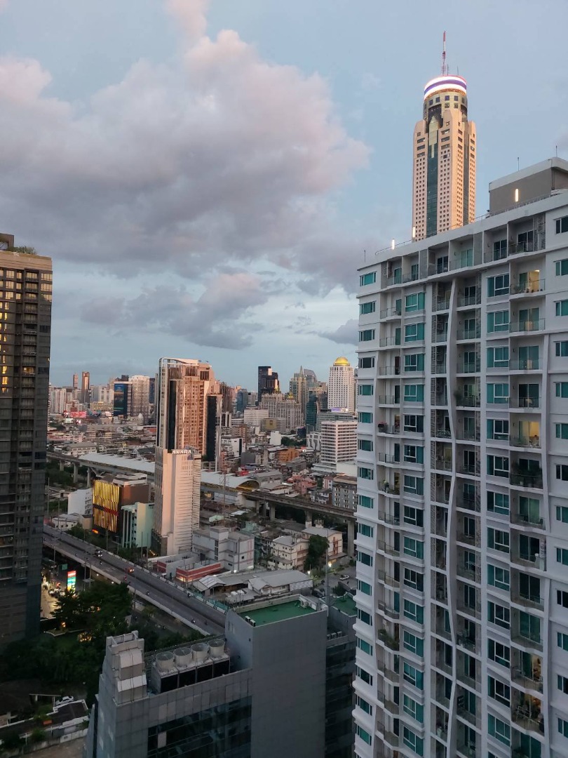 For RentCondoRatchathewi,Phayathai : 🔥For Rent🔥 XT Phayathai, a spacious unit with a beautiful east-facing view. Fully furnished and ready to move in.