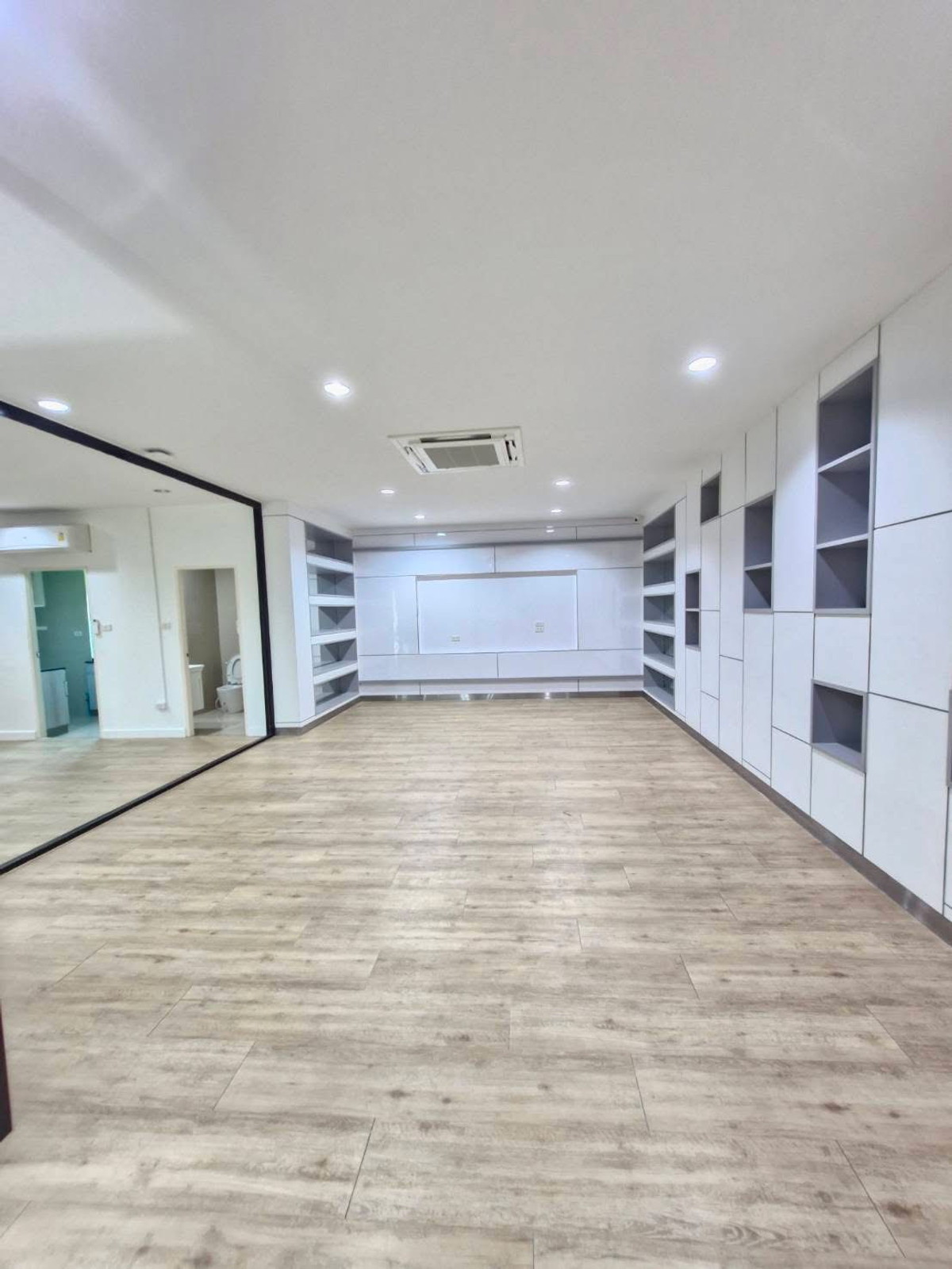 ให้เช่าโฮมออฟฟิศพัฒนาการ ศรีนครินทร์ : Modern Home Office ให้เช่า พัฒนาการ 31/1 แปลงริม 5 ชั้น มีลิฟท์ 