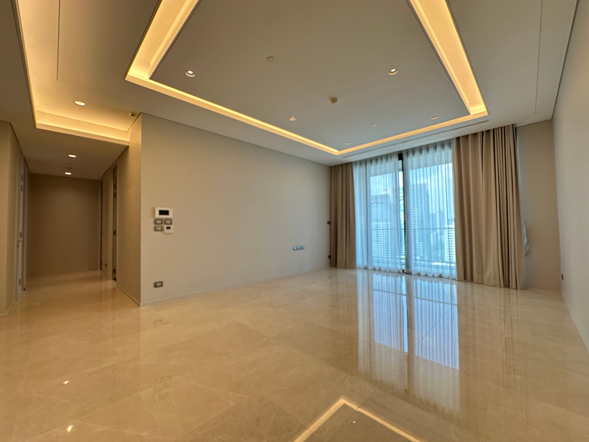ให้เช่าคอนโดวิทยุ ชิดลม หลังสวน : Unfurnished 2-Bedroom Luxury Residence at Sindhorn Kempinski