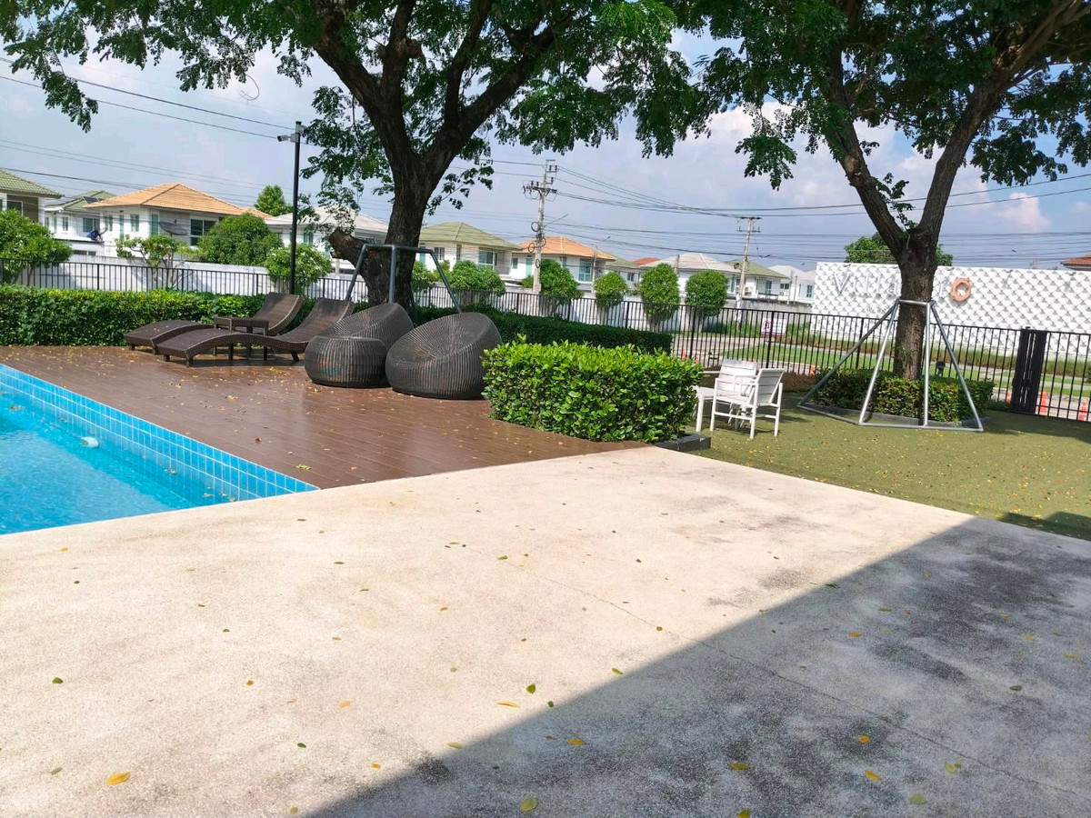 ขายบ้านพระราม 2 บางขุนเทียน : ทาวน์โฮม Villaggio พระราม2-บางกระดี่ 35/1 โครงการคุณภาพ LH บ้านกว้างมีพื้นที่สวน  ต่อเติมแล้วซอยแรกต้นโครงการติดสระว่ายน้ำ