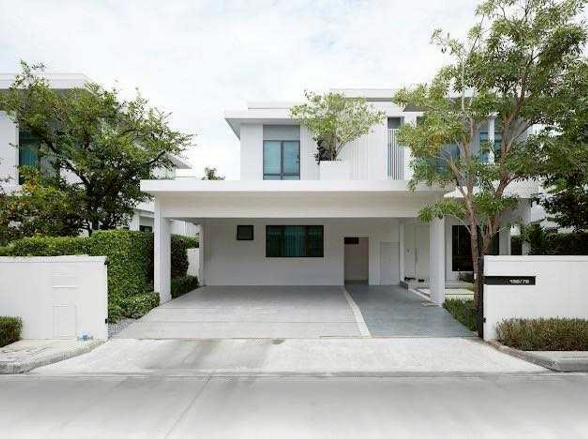 HouseSamut Prakan,Samrong : LB018 House for Sale & Rent – Mantana Km.15 Premier house type with a beautiful house number, south-facing for natural wind flow. Fully landscaped garden and fully furnished interiors. Prime location right next to the clubhouse.