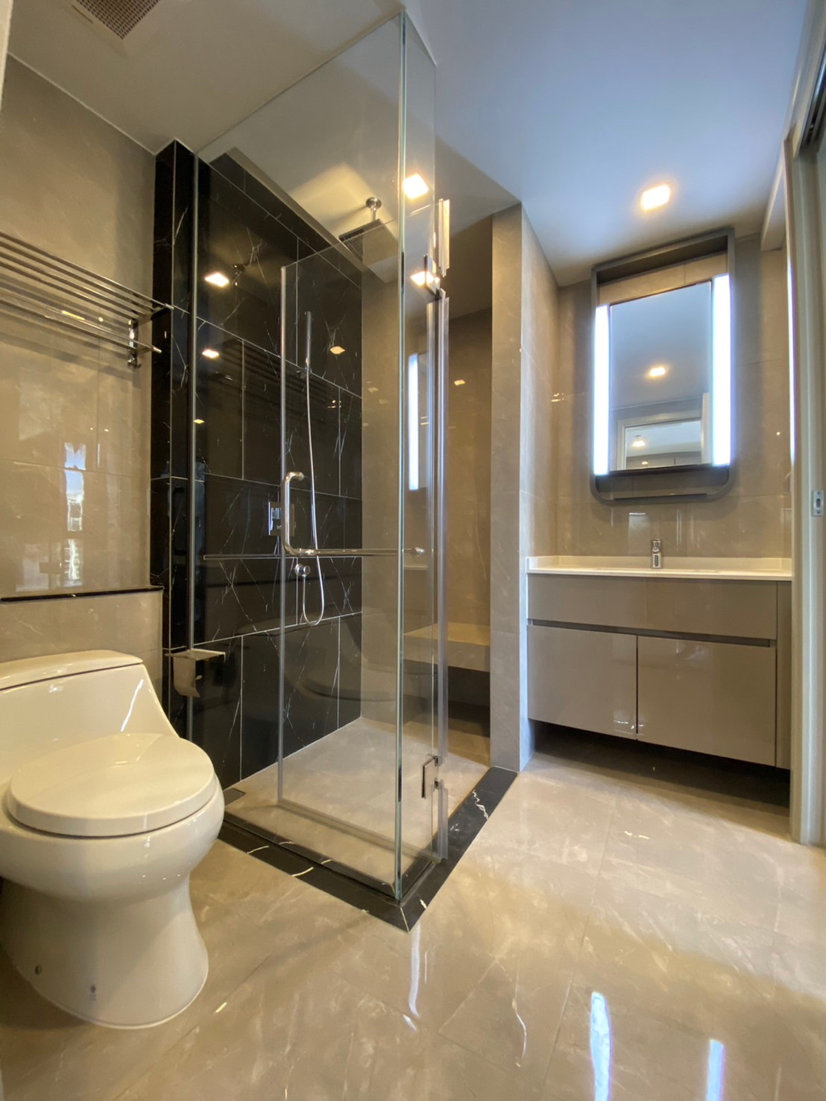 For RentCondoRama9, Petchburi, RCA : !! Beautiful room for rent, Condo One 9 Five Asoke-Rama 9, near MRT Rama 9.