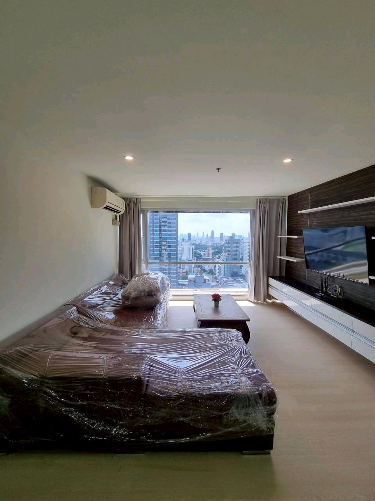 ให้เช่าคอนโดนานา : คอนโดให้เช่า 96 ตรม.
Sukhumvit Suites (ซอย 13) 35,000 บาท/เดือน