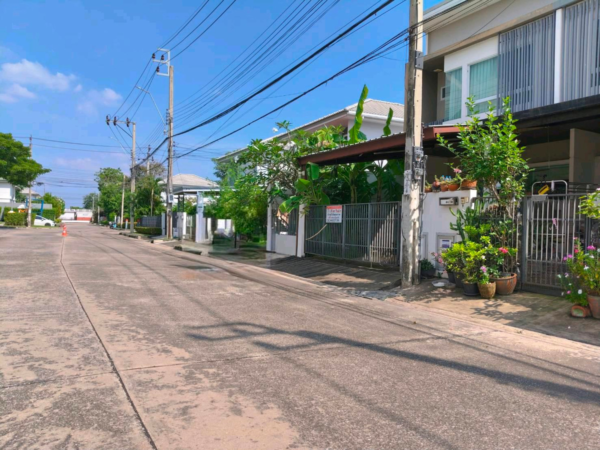 ขายบ้านพระราม 2 บางขุนเทียน : ทาวน์โฮม Villaggio พระราม2-บางกระดี่ 35/1 โครงการคุณภาพ LH บ้านกว้างมีพื้นที่สวน  ต่อเติมแล้วซอยแรกต้นโครงการติดสระว่ายน้ำ