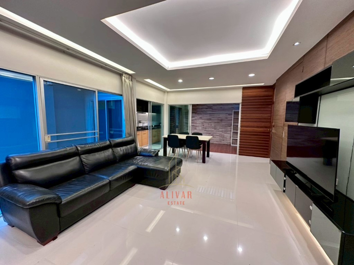 For RentTownhomePattanakan, Srinakarin : RH111925 Townhome for rent, 3 floors, corner unit at NOBLE CUBE PATTANAKARN.