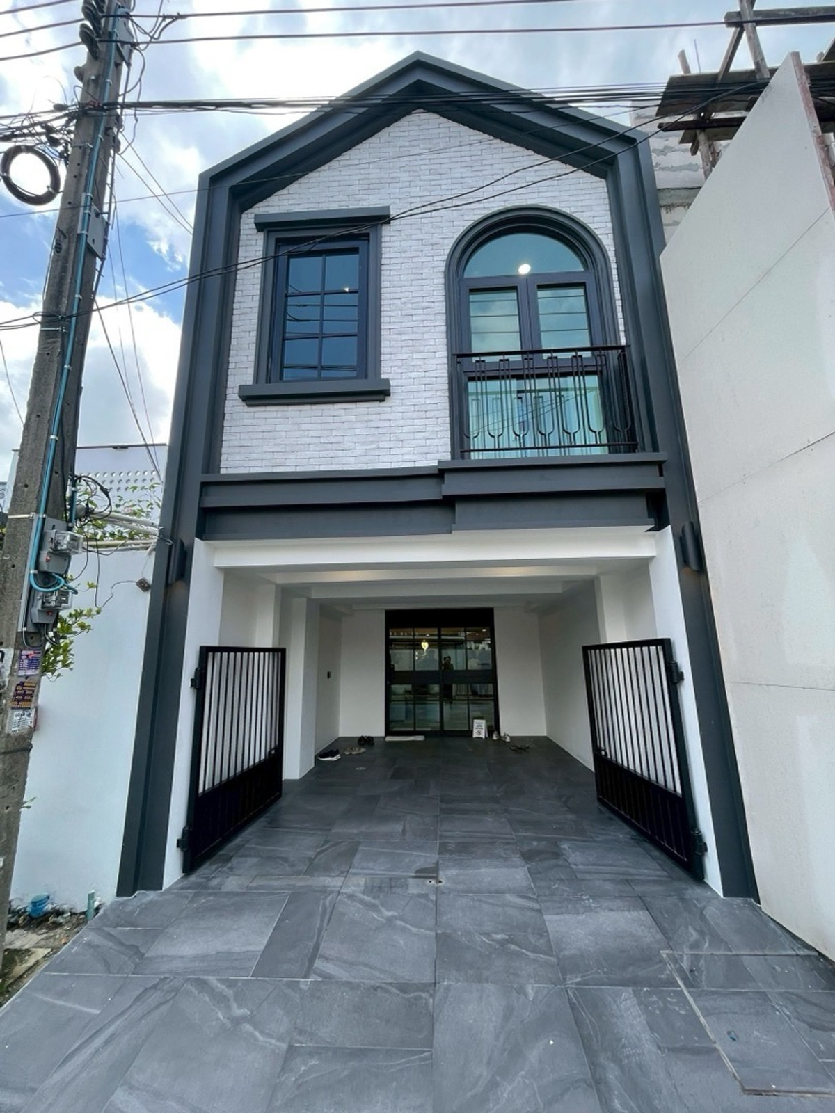 ขายทาวน์โฮมอ่อนนุช อุดมสุข : 📢👇Townhouse 2 ชั้น ใจกลางเมือง สไตล์ Modern Classic ขนาดกะทัดรัด แต่ครบทุกฟังก์ชัน ปรับปรุงและตกแต่งใหม่ทั้งระบบน้ำ–ไฟ ทำเลสะดวก เดินทางเข้า–ออกได้หลายเส้นทาง เช่น เอกมัย 22 และพื้นที่ใกล้เคียงใจกลางเมืองใหญ่ 