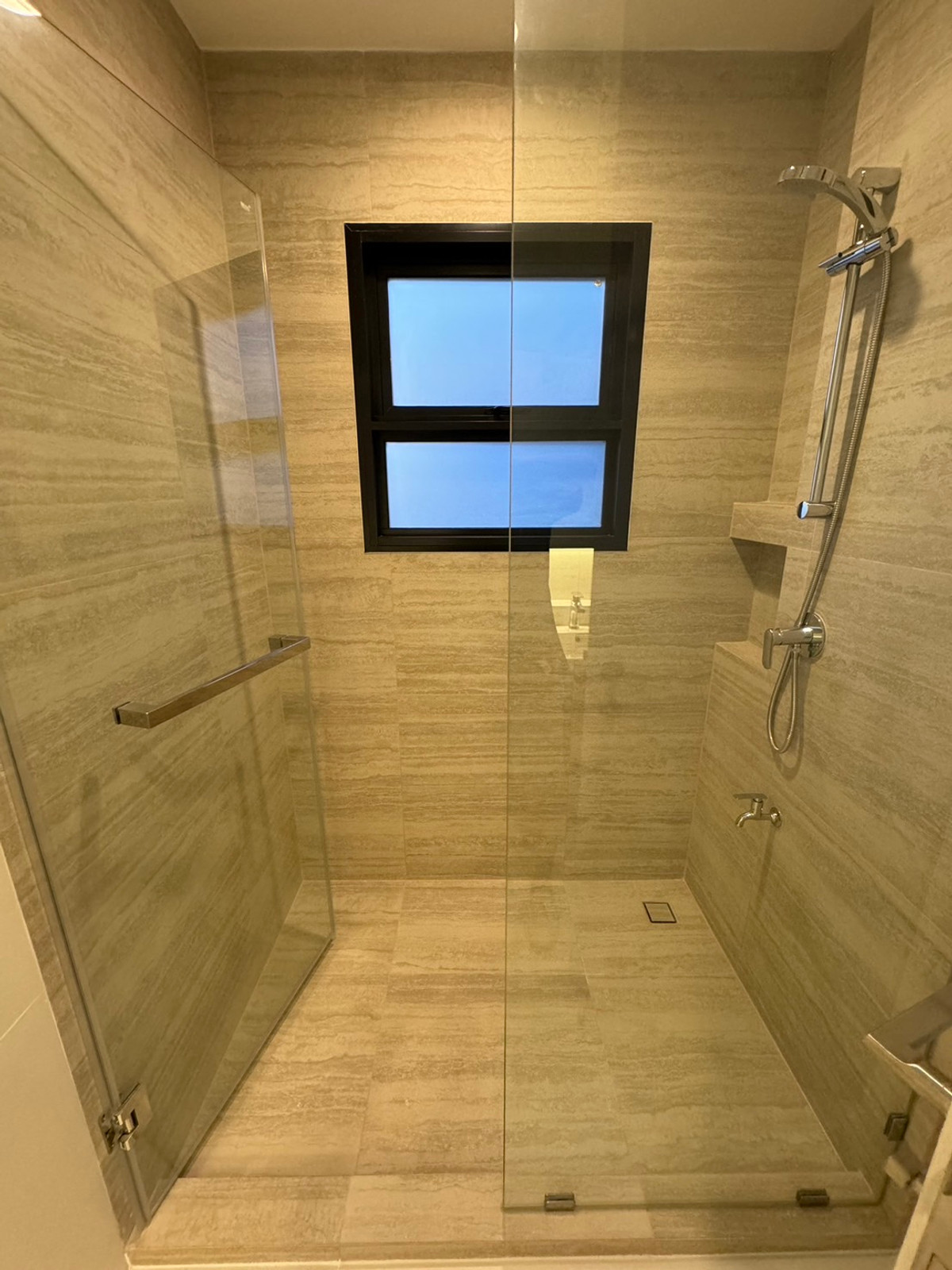 For RentHouseVipawadee, Don Mueang, Lak Si : Setthasiri Don Mueang, single house near the airport. Vacant and ready for rent You can inquire and make an appointment to view.