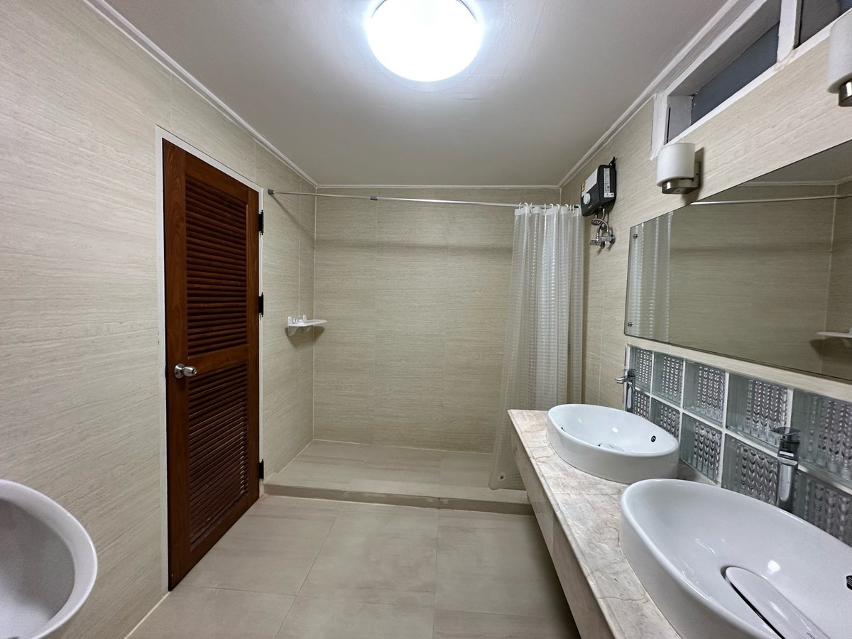 For RentTownhomeSukhumvit, Asoke, Thonglor : 3-Bed Townhome for Rent in Thonglor area, next to Samitivej Hospital. Ready to move in Jan, 2026